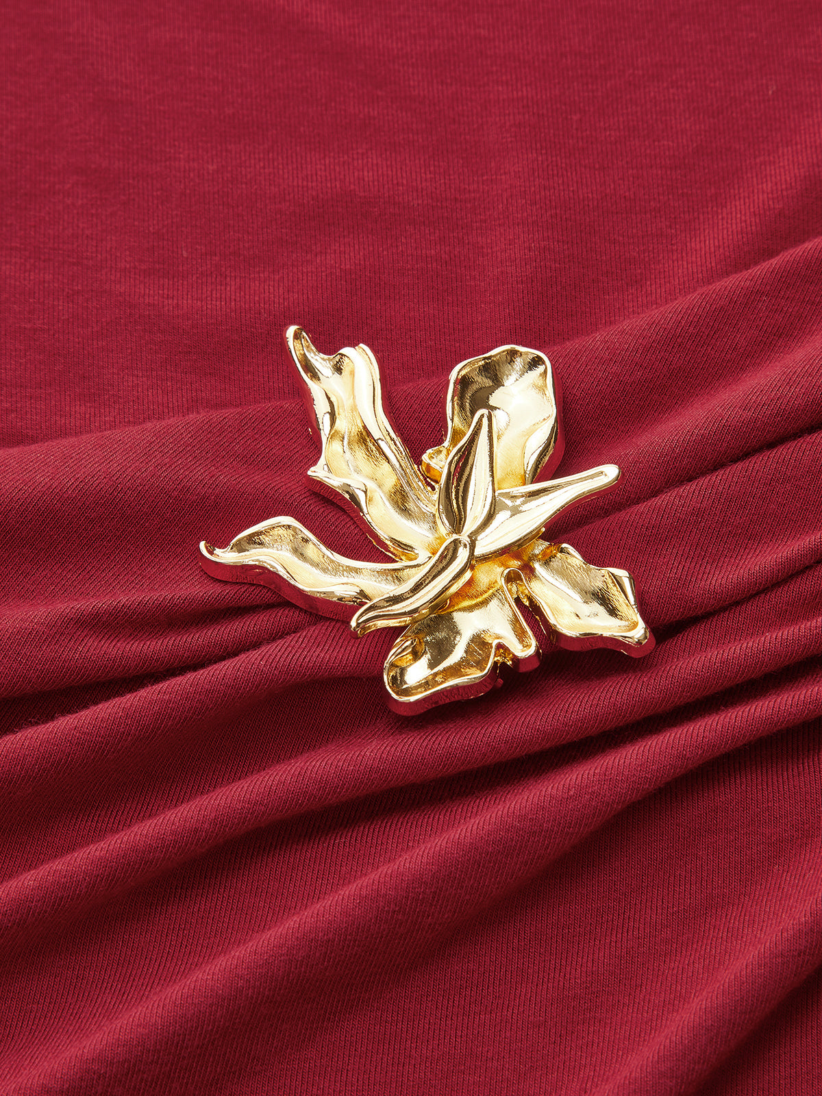 Maxikleid mit Stehkragen, langen Ärmeln und Metalldetail