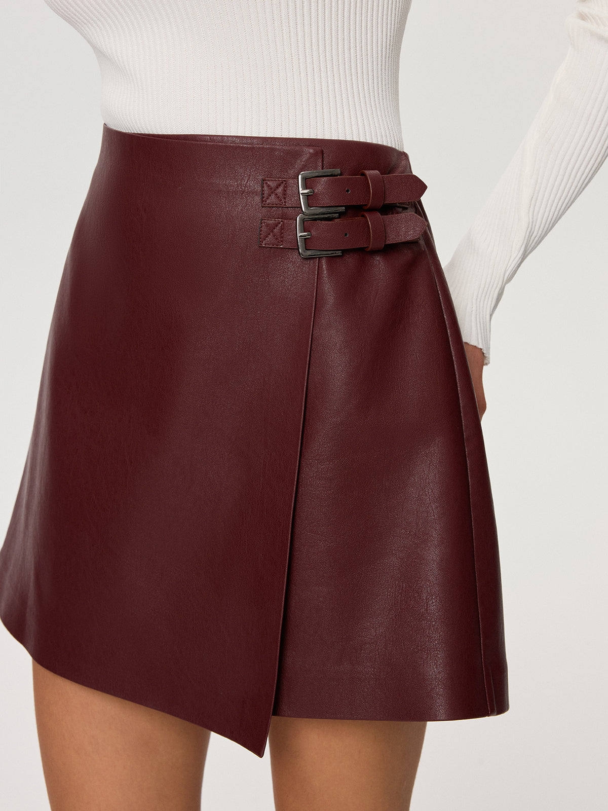 Asymmetrischer Rock aus PU-Leder mit doppelter Gürteldetail