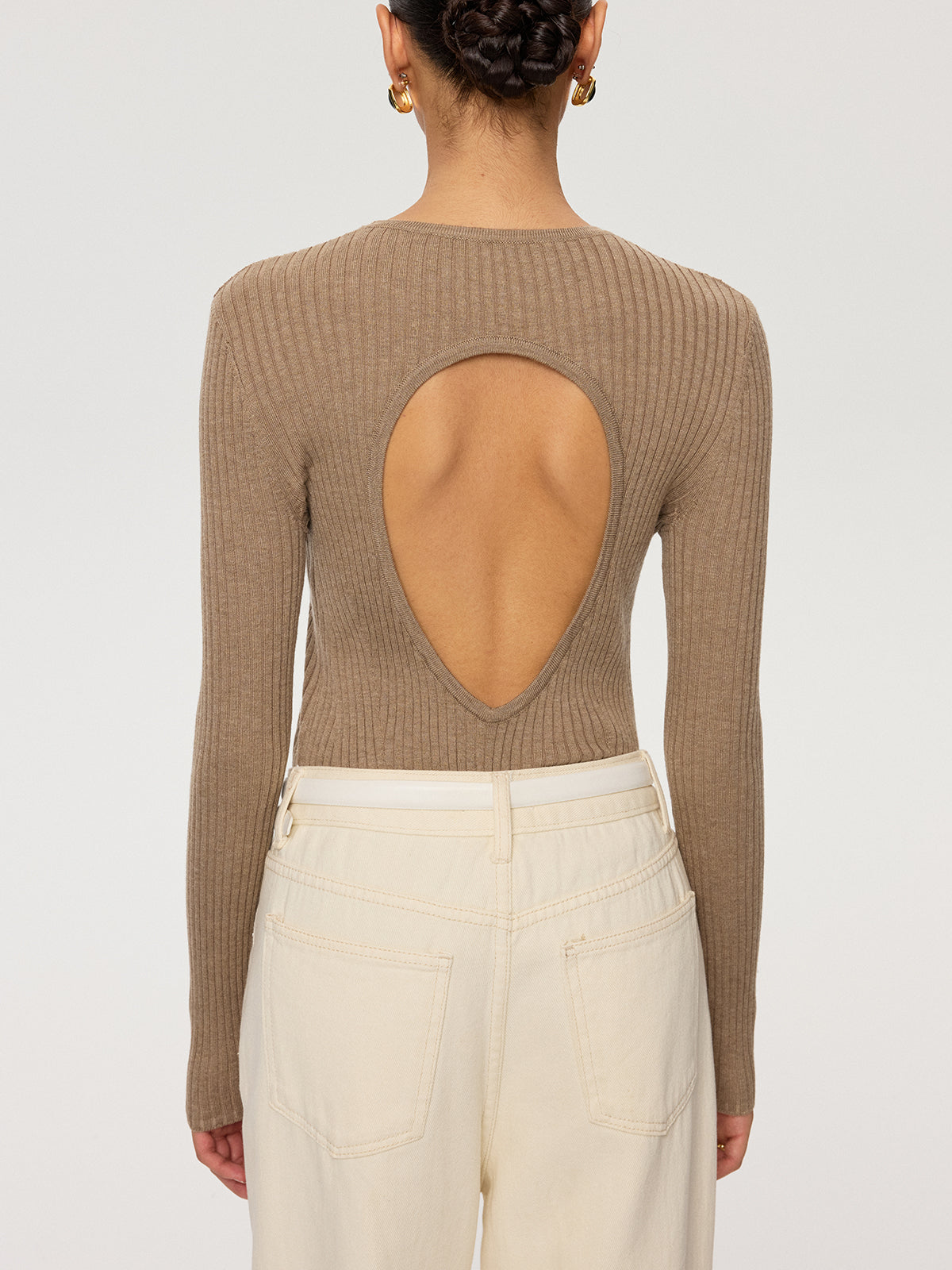 Pull en mélange de laine côtelé à découpes au dos