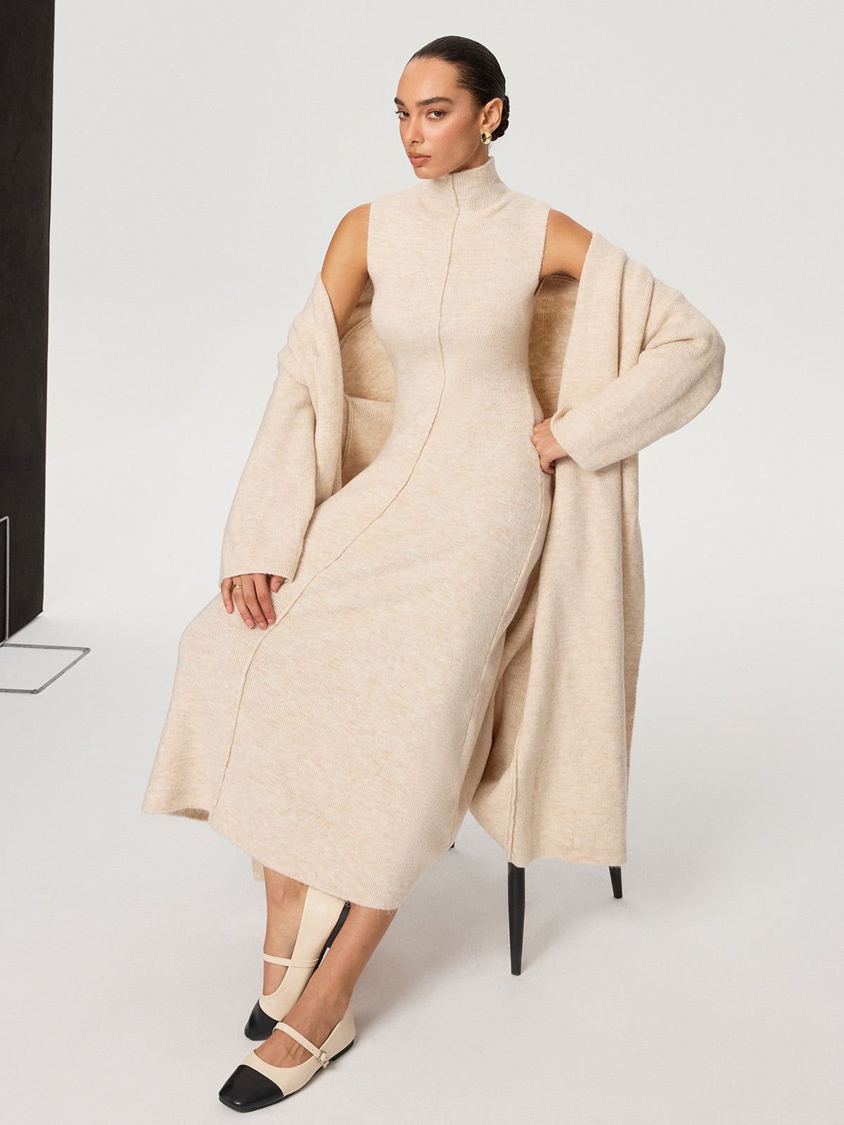 Ensemble deux-pièces composé d'un manteau en maille et d'une robe sans manches à col roulé