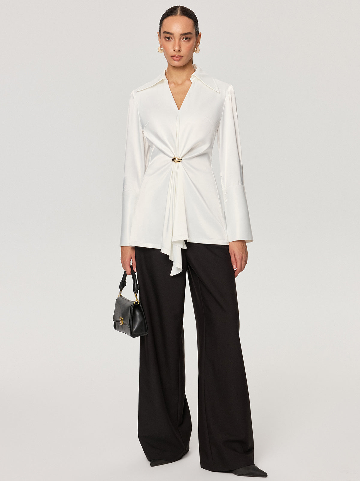 Satinbluse mit V-Ausschnitt und Taillierung durch Metalldetail