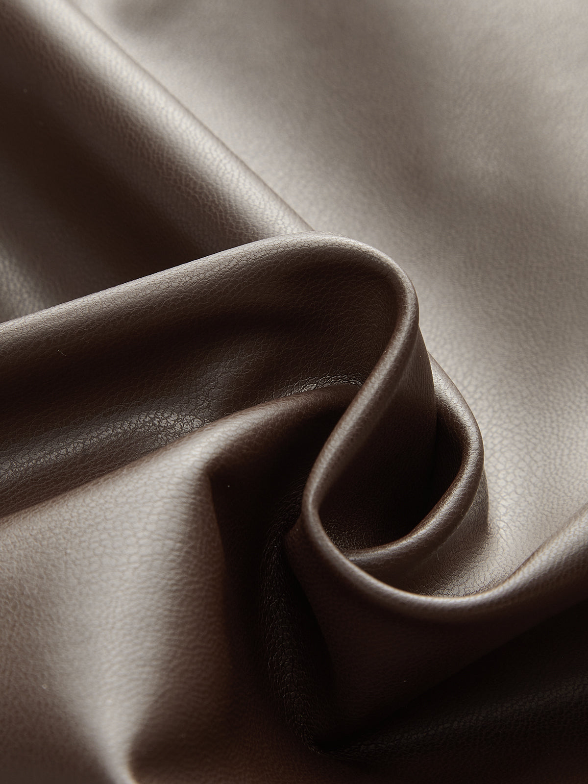 Geraffter Midirock aus PU-Leder mit Schlitz