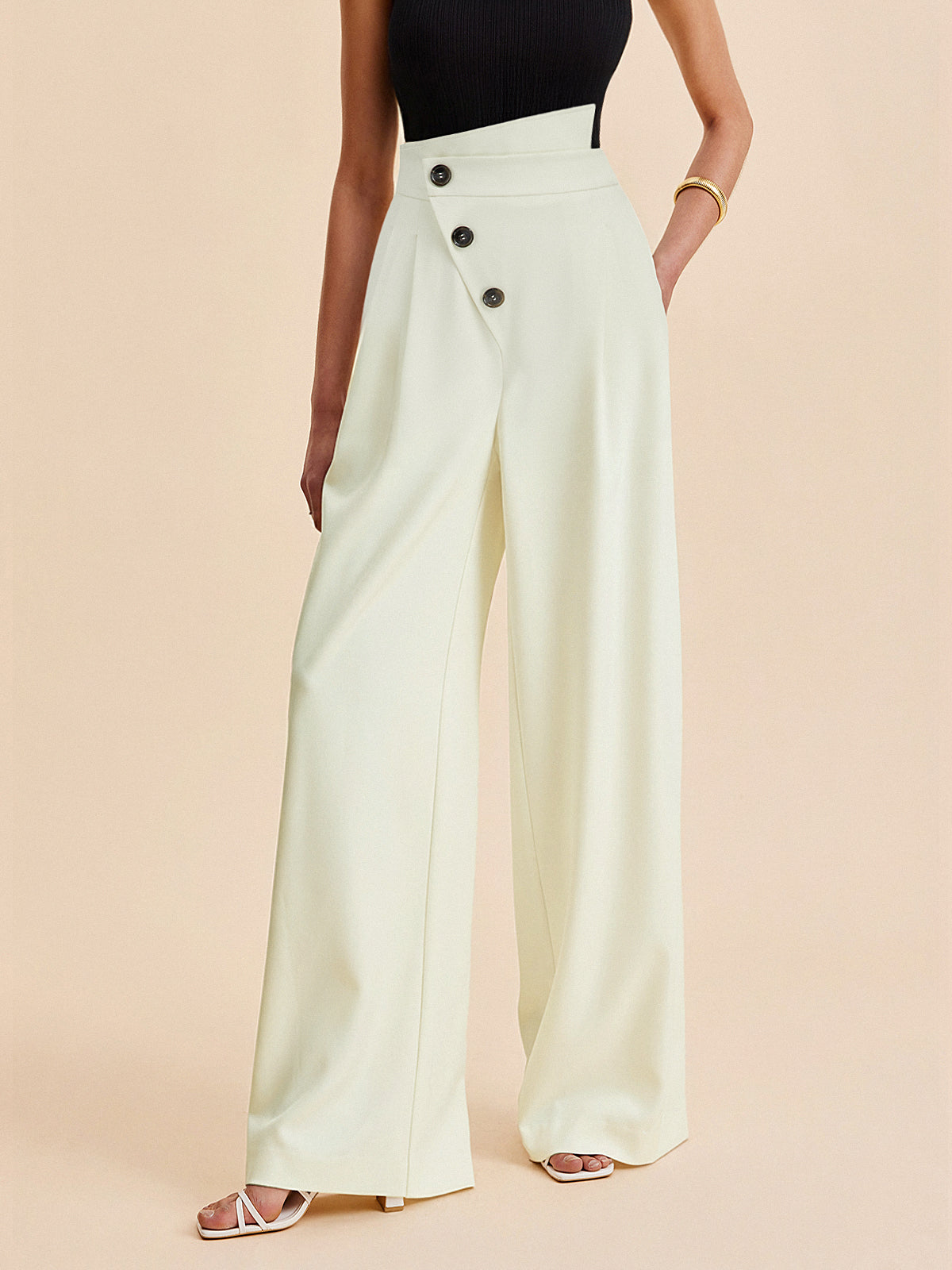 Pantalon large taille mi-haute à boutons asymétriques