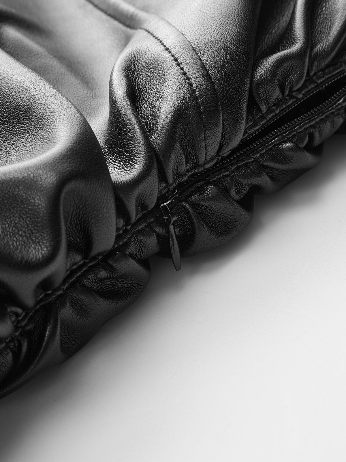 Strickkleid mit langen Ärmeln und PU-Lederpaneel