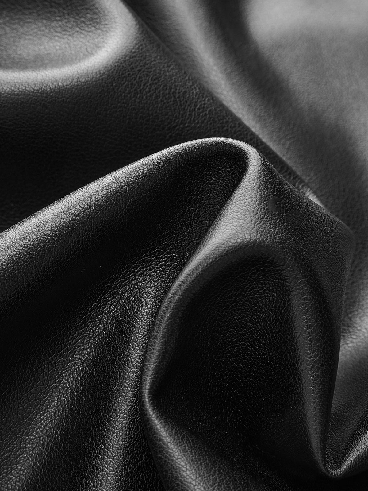 Strickkleid mit langen Ärmeln und PU-Lederpaneel