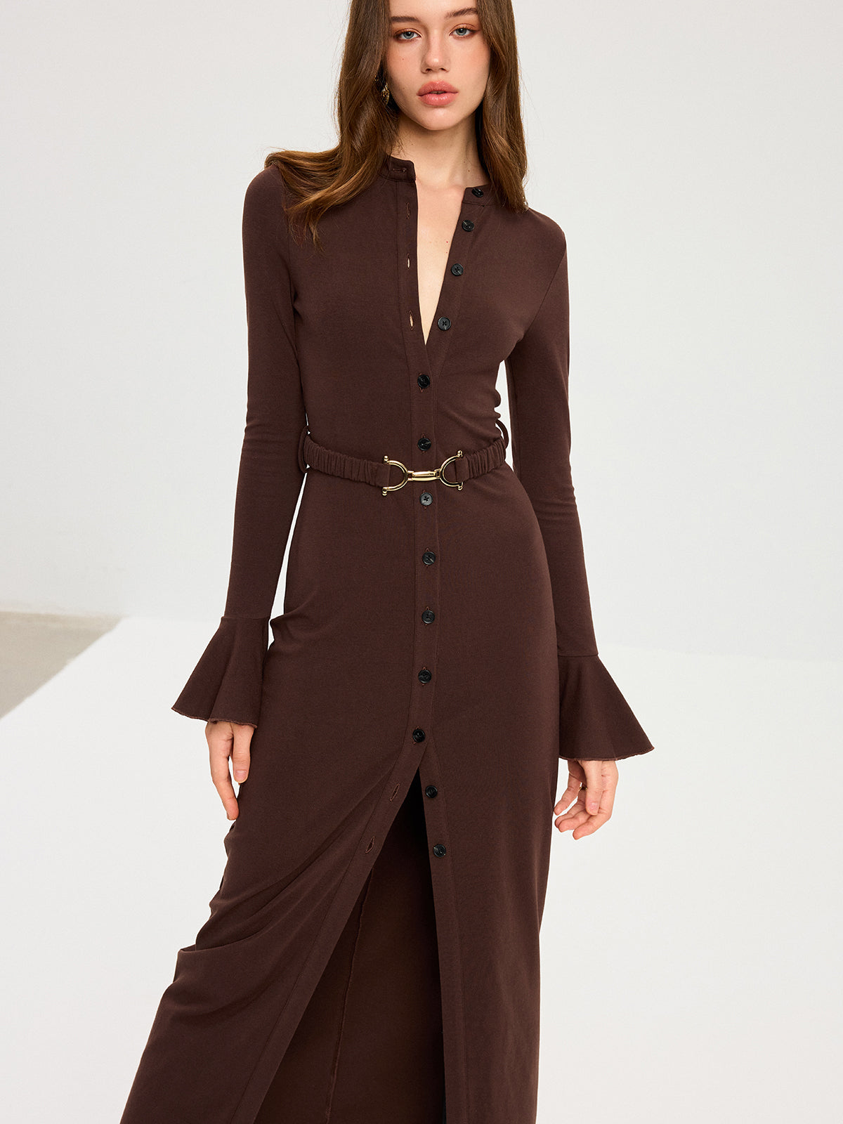 Robe longue boutonnée à manches évasées