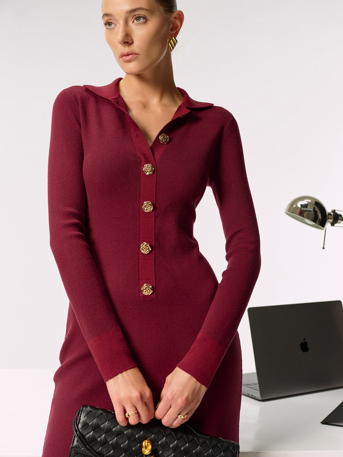 Strickmaxikleid mit Hemdkragen und Metallknöpfen