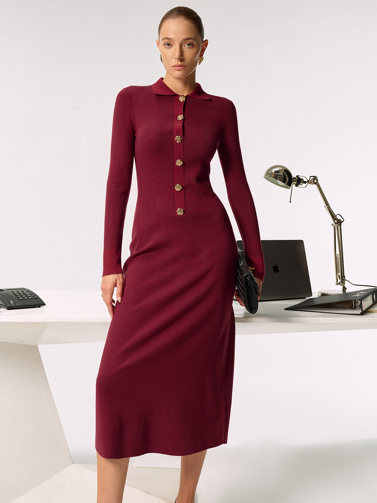 Strickmaxikleid mit Hemdkragen und Metallknöpfen