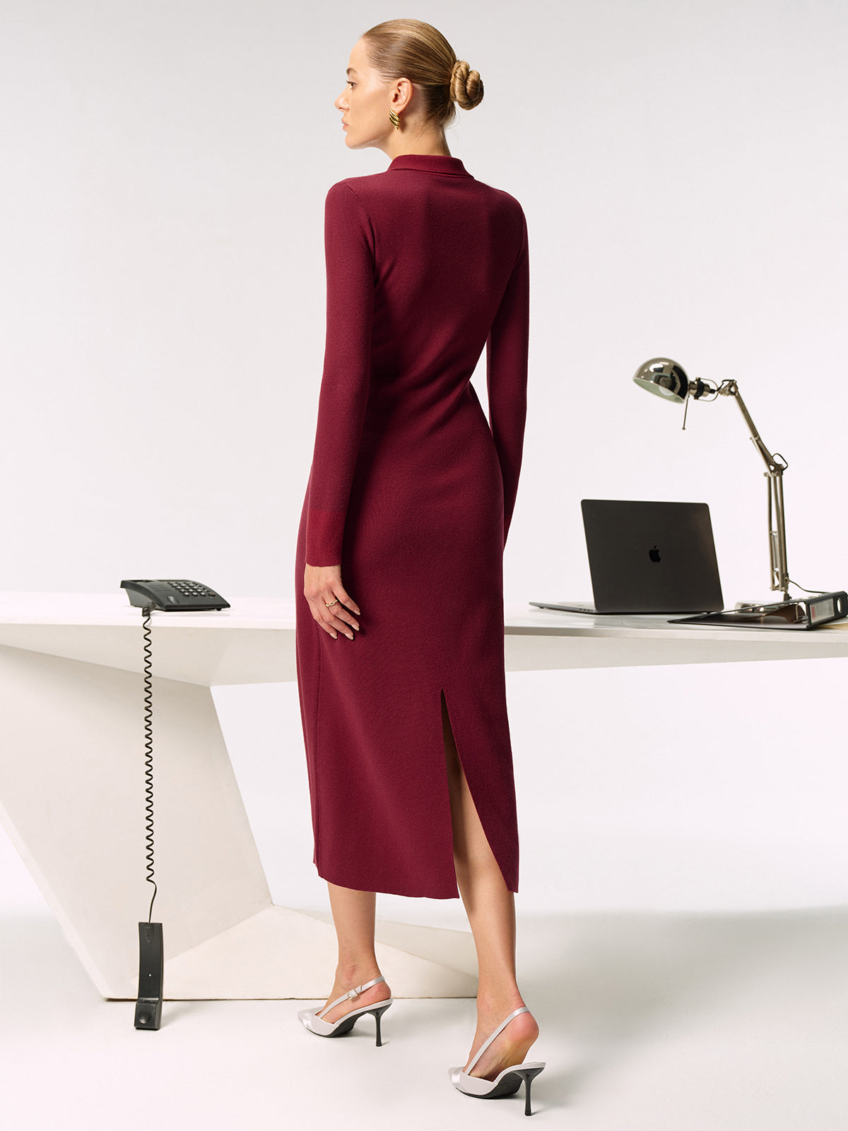 Strickmaxikleid mit Hemdkragen und Metallknöpfen