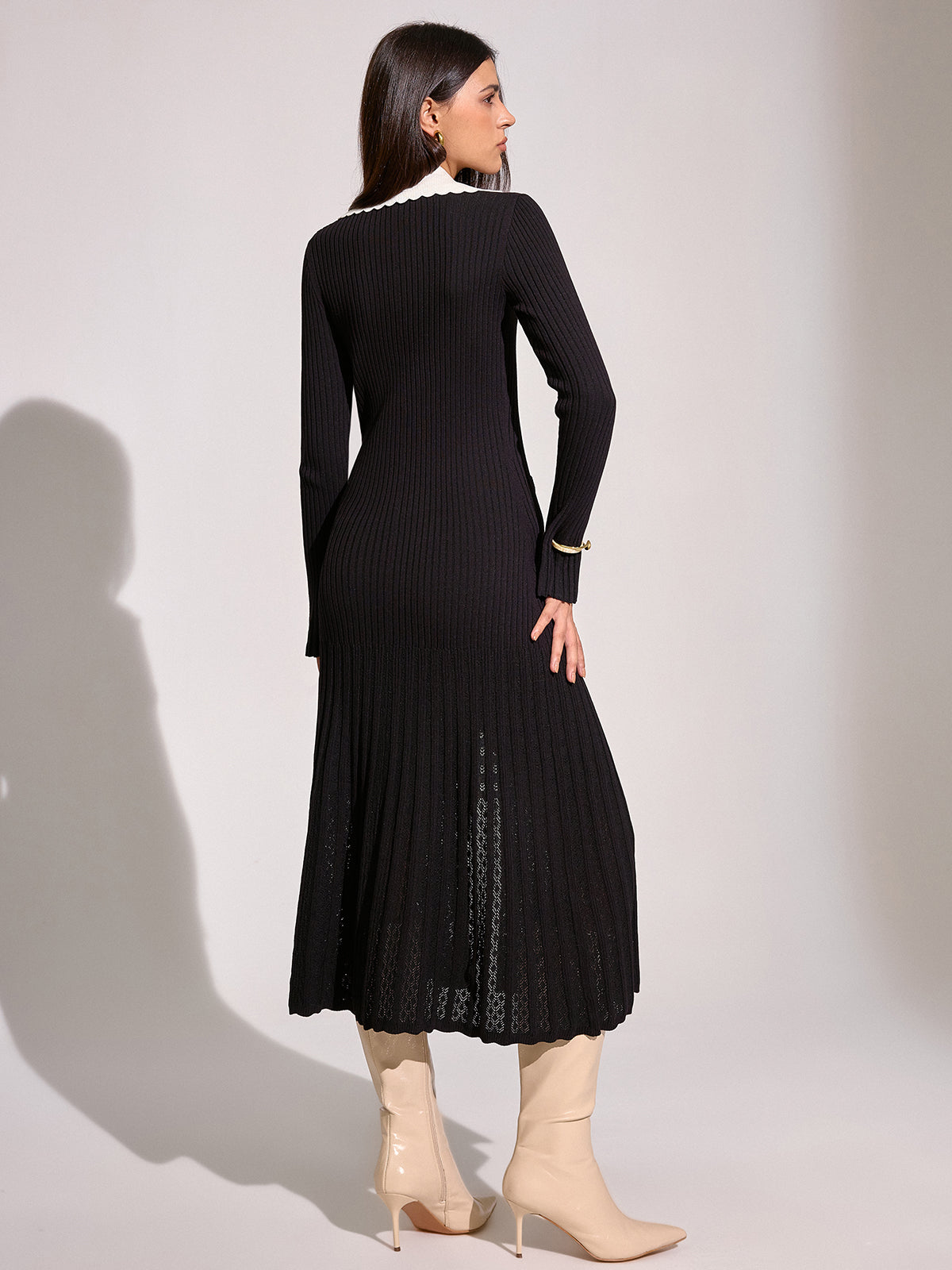 V-Ausschnitt Strickkleid mit Kragen und Knöpfen