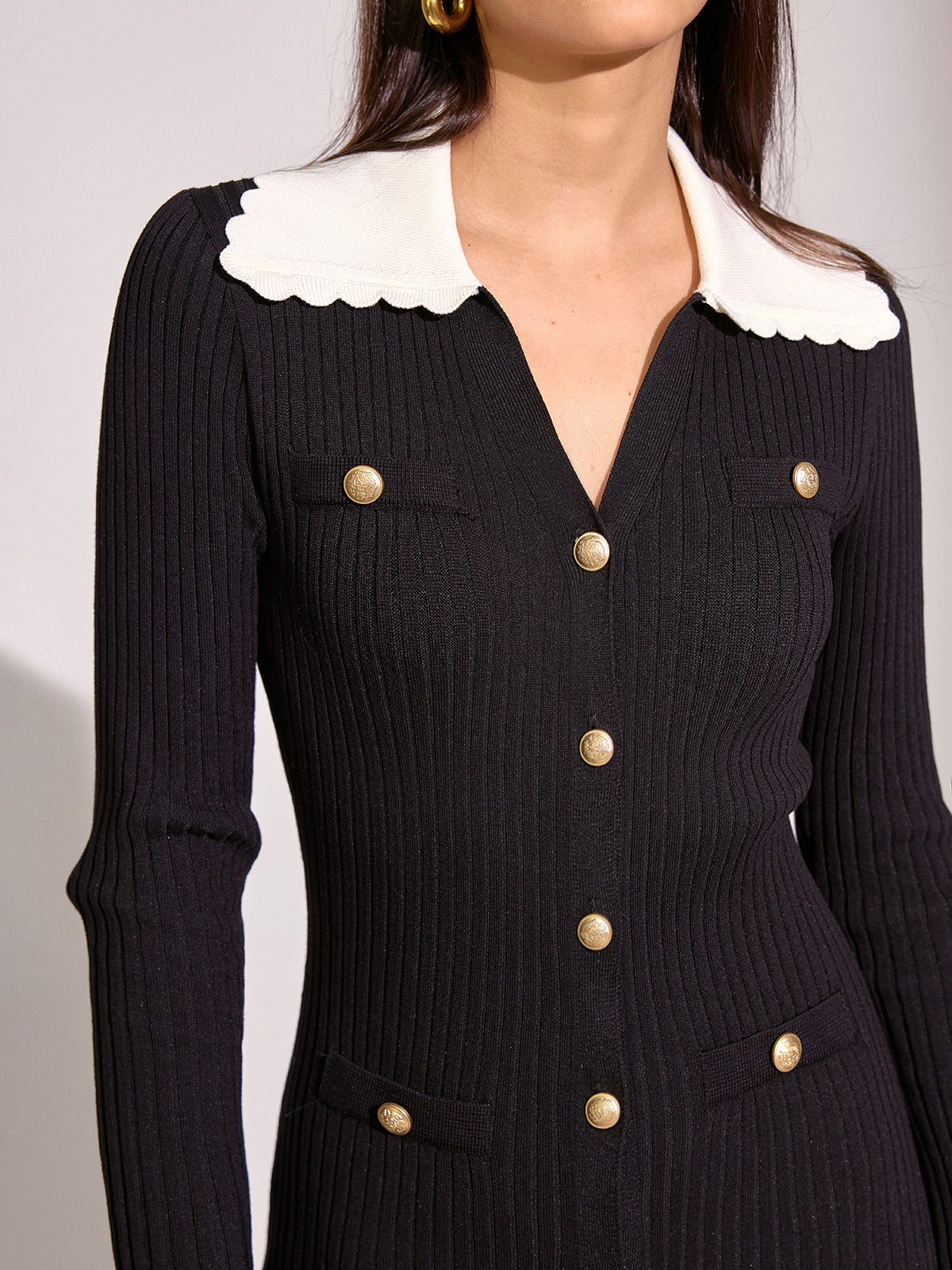 V-Ausschnitt Strickkleid mit Kragen und Knöpfen