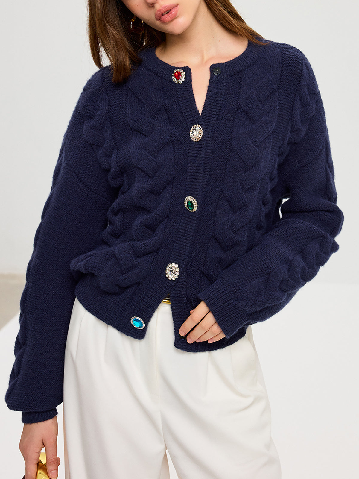 Zopfmuster-Strickjacke mit Strassknöpfen