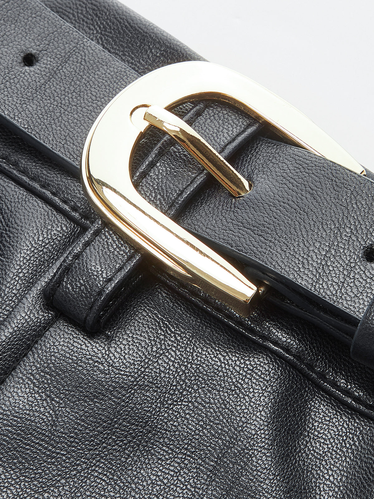 Mini-jupe en similicuir avec ceinture