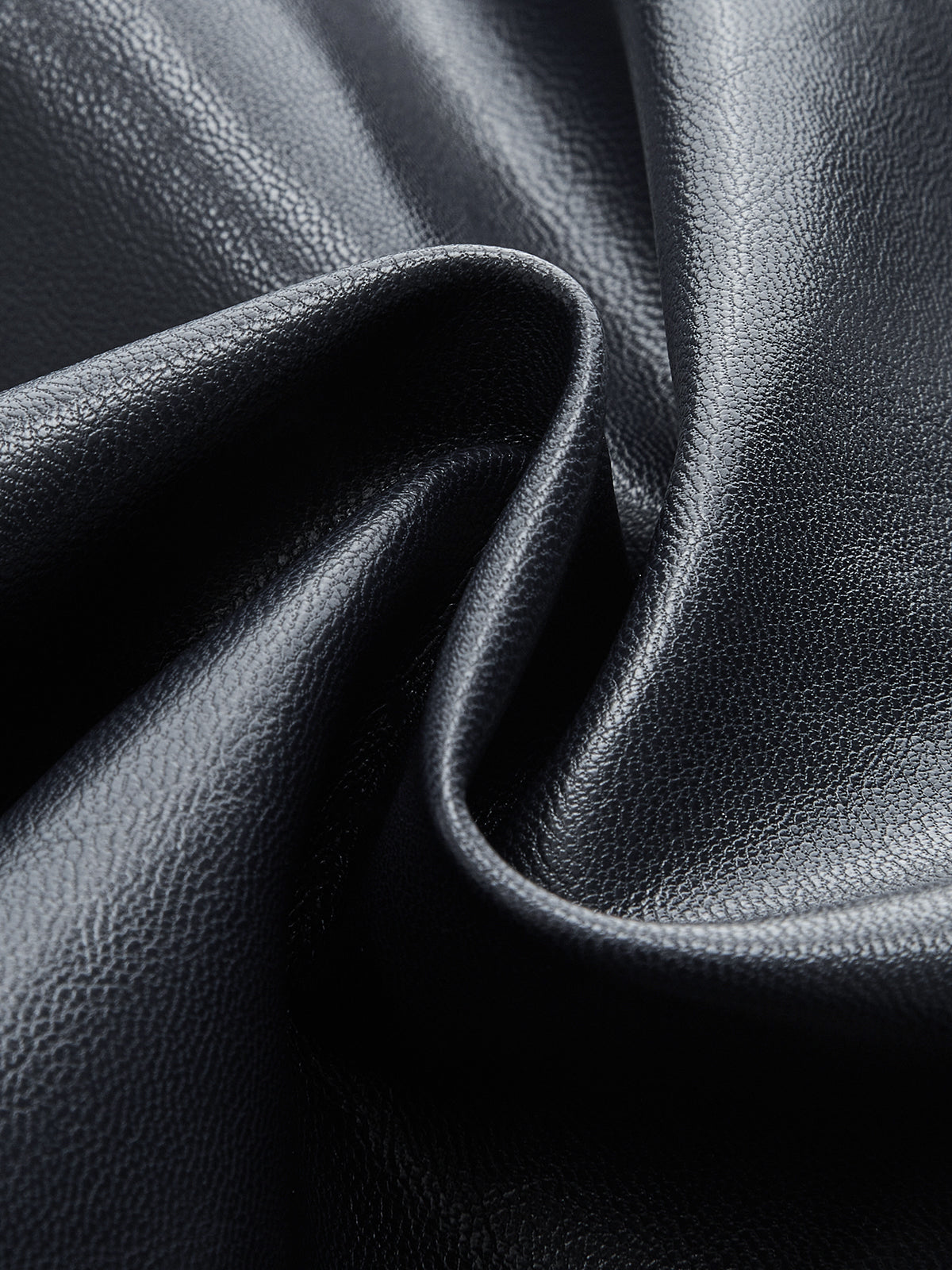 Minirock aus Kunstleder mit Gürtel