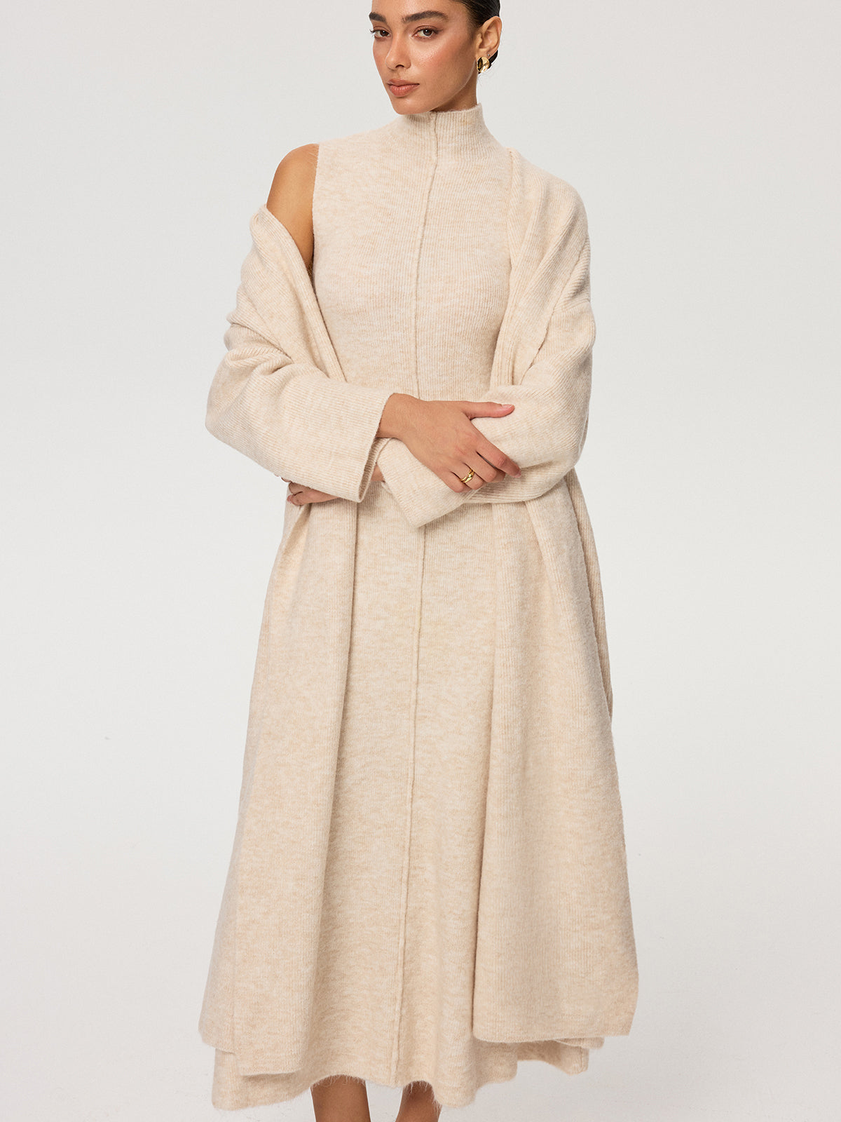 Ensemble deux-pièces composé d'un manteau en maille et d'une robe sans manches à col roulé