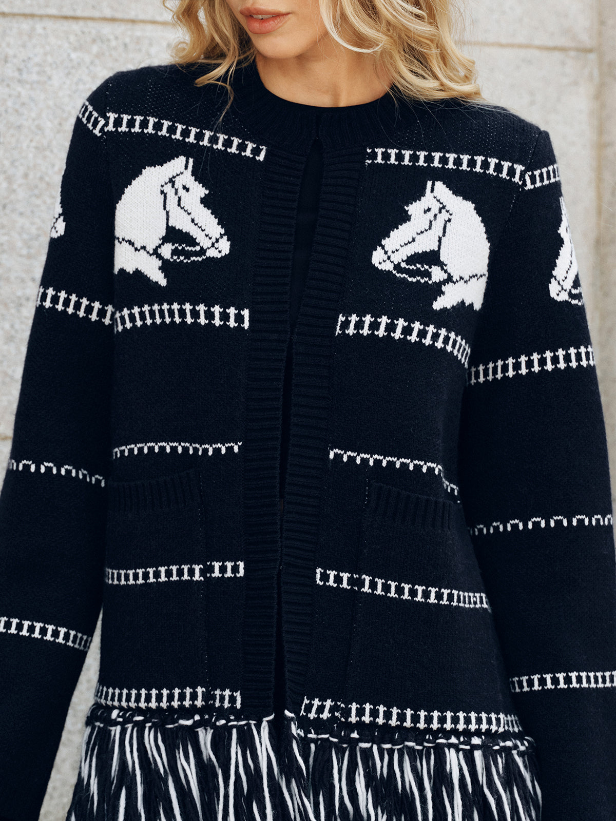 Strickjacke mit Pferde-Muster, Wollmischung und Fransen