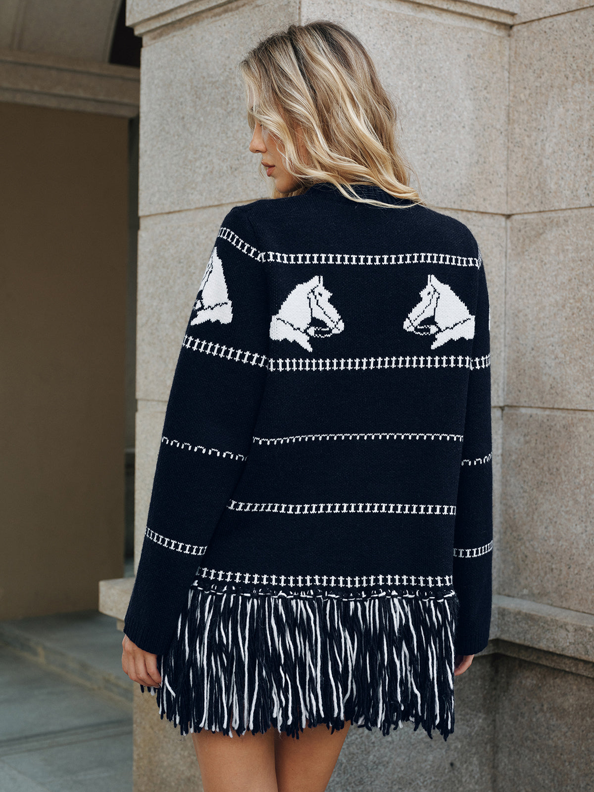 Strickjacke mit Pferde-Muster, Wollmischung und Fransen