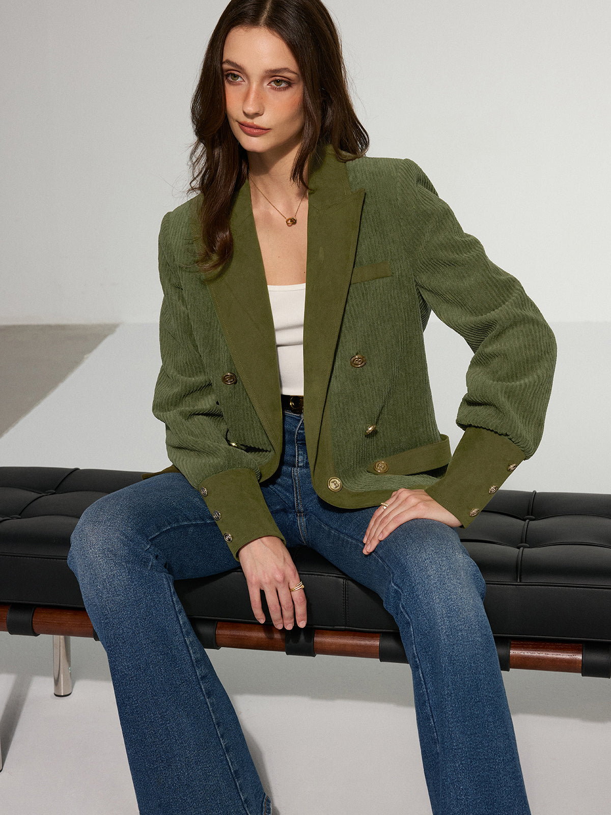 Blazer en velours côtelé avec revers et boutons métalliques