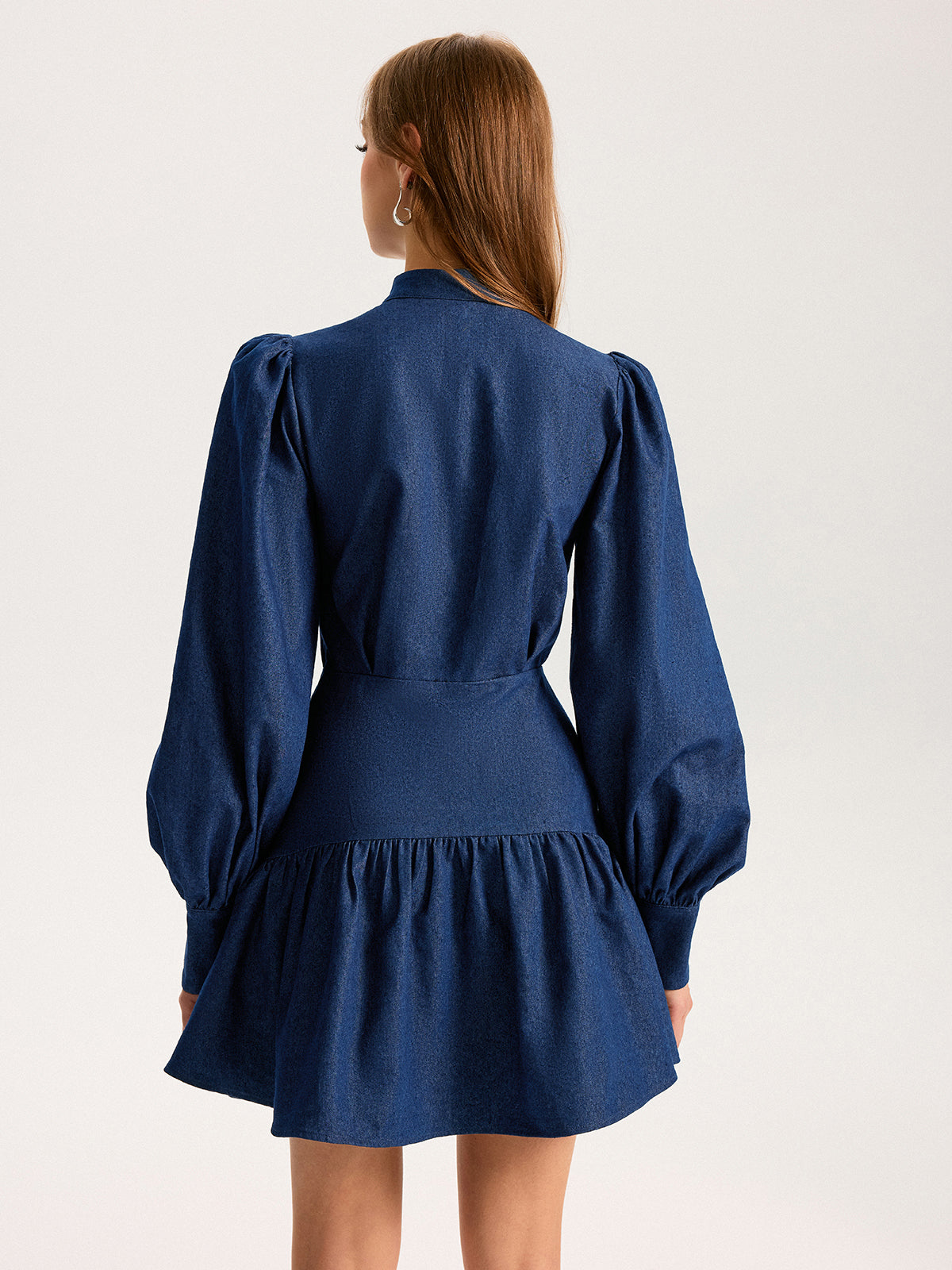 Mini-robe en jean à col montant et manches bouffantes