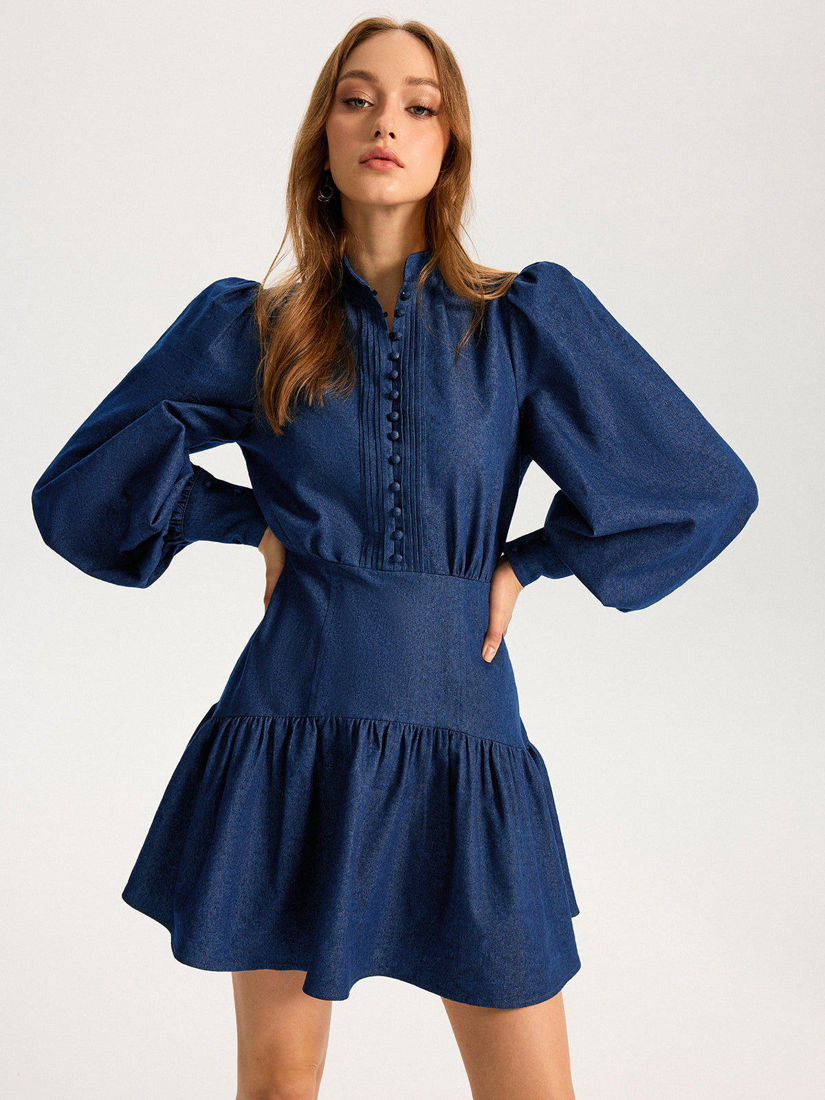 Mini-robe en jean à col montant et manches bouffantes