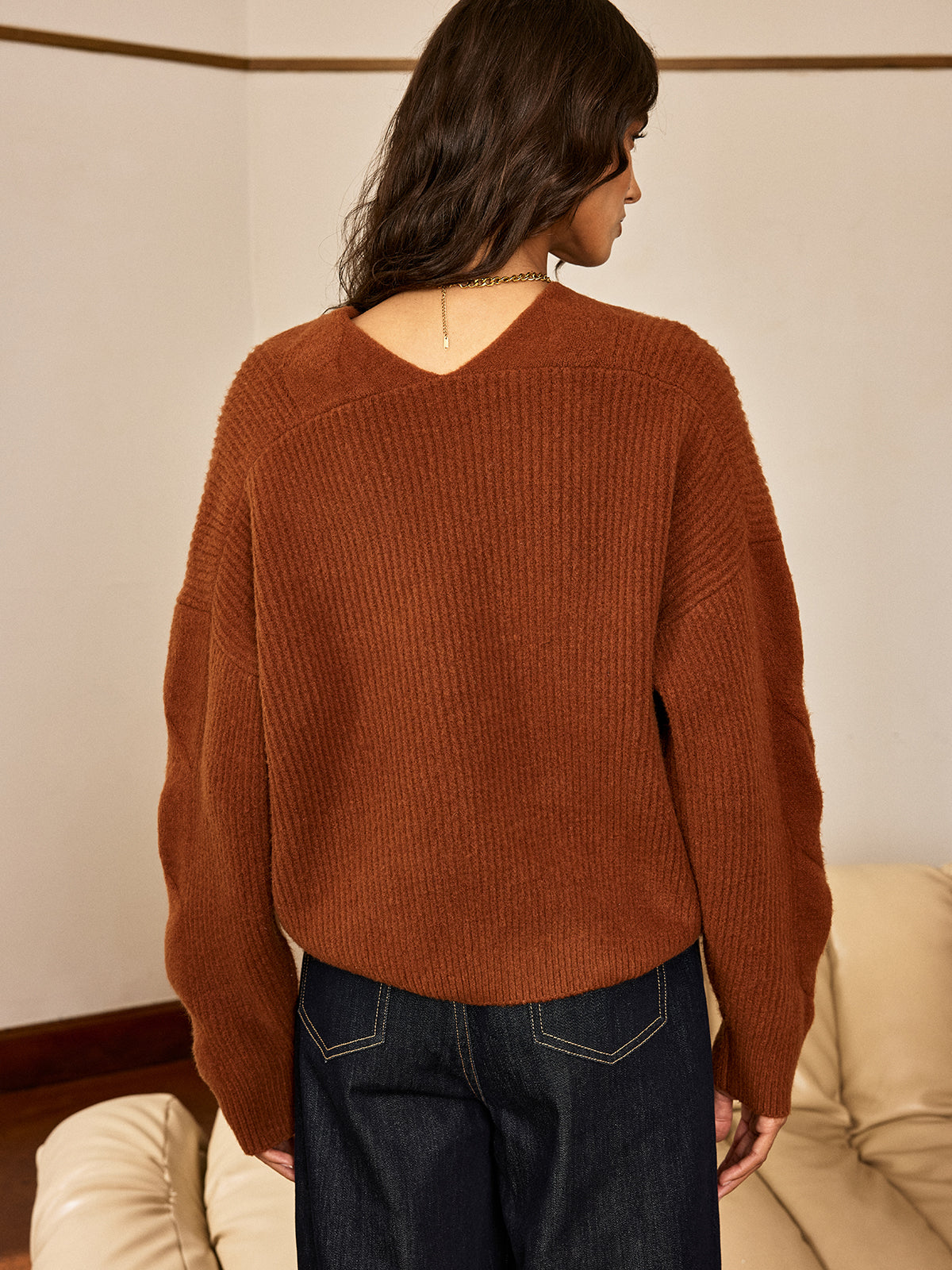 V-Ausschnitt-Pullover aus strukturiertem Wollmischgewebe