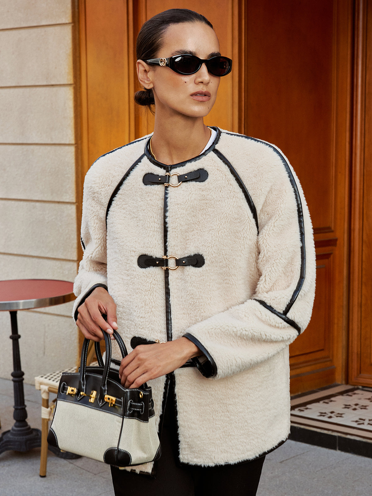 Manteau en fausse fourrure avec bordure contrastante et boucle décorative