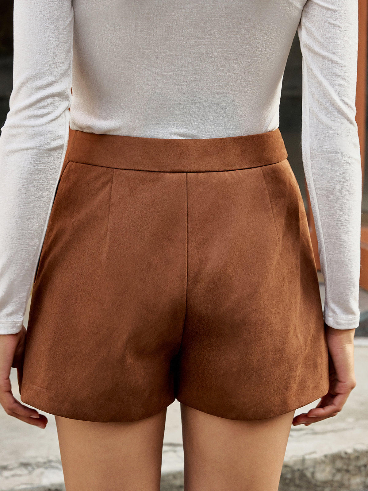 High-Waist Shorts in Wildlederoptik