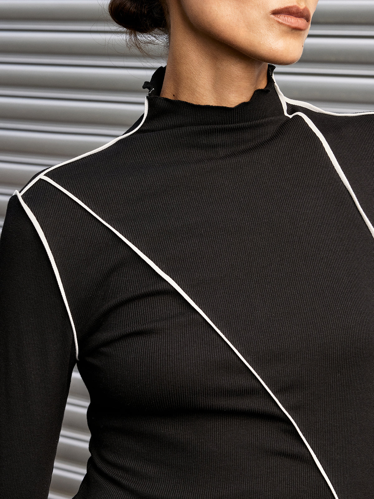 T-Shirt mit asymmetrischem Paspel und Stehkragen