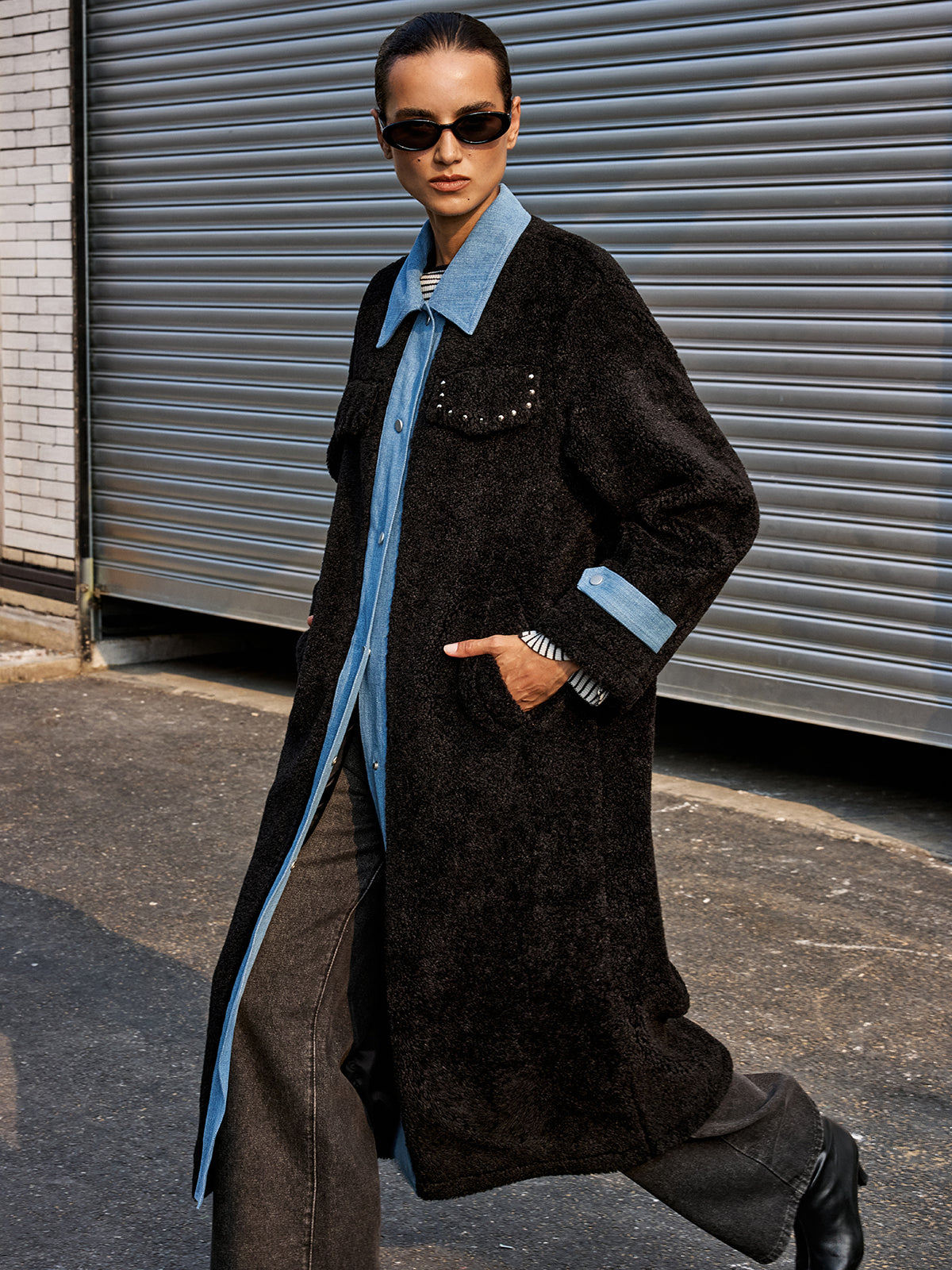 Manteau long en fausse fourrure à empiècements en jean