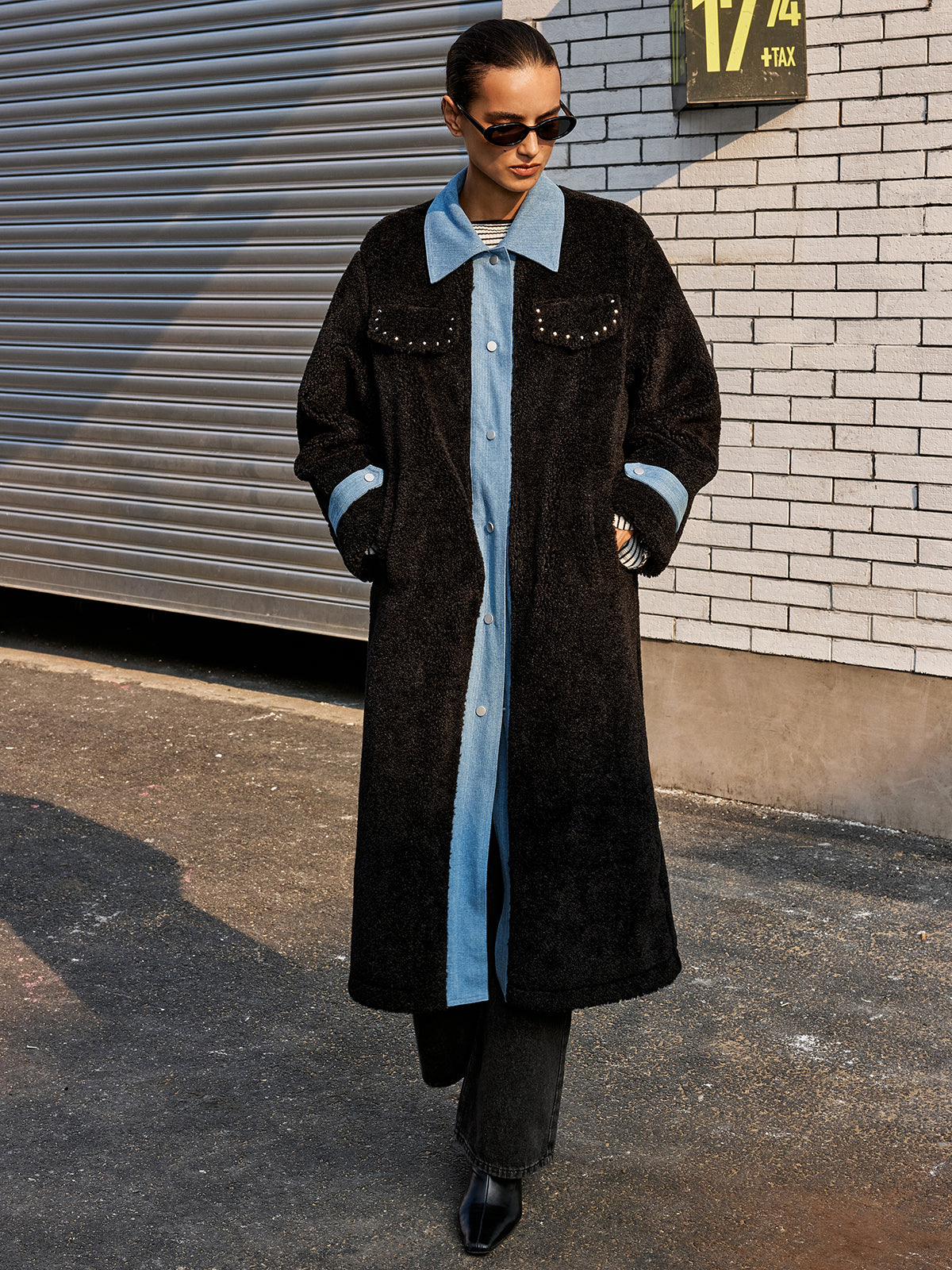 Manteau long en fausse fourrure à empiècements en jean