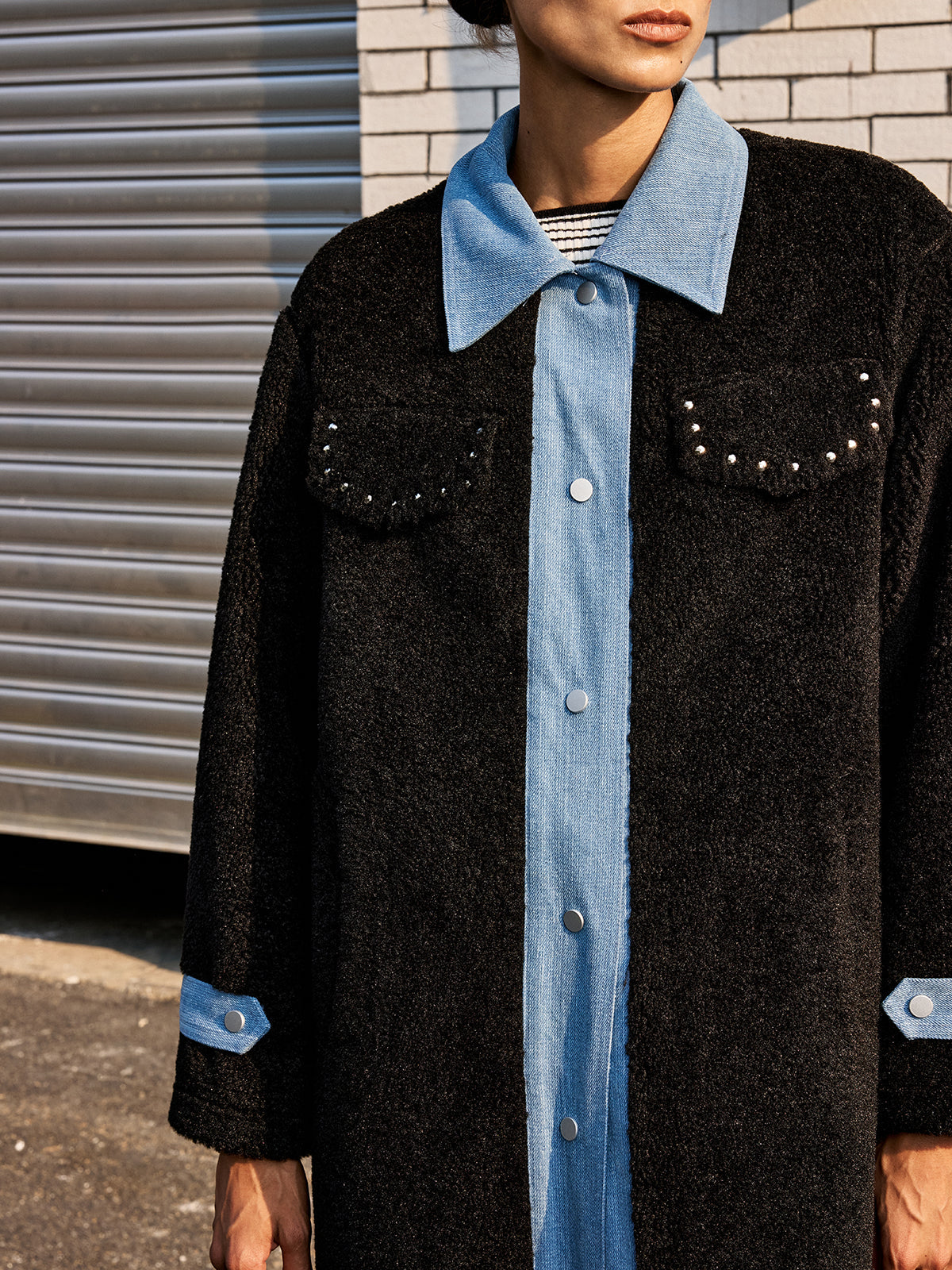 Manteau long en fausse fourrure à empiècements en jean