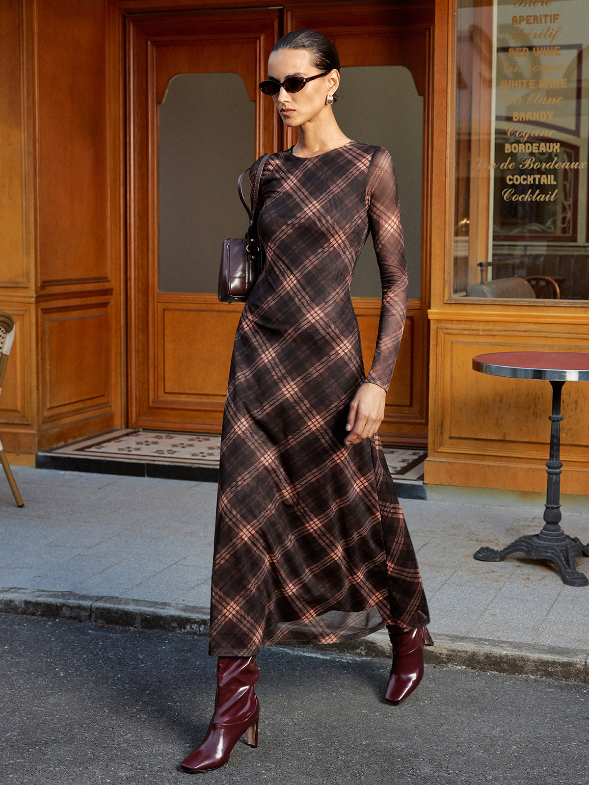 Kariertes Mesh-Maxikleid mit langen Ärmeln