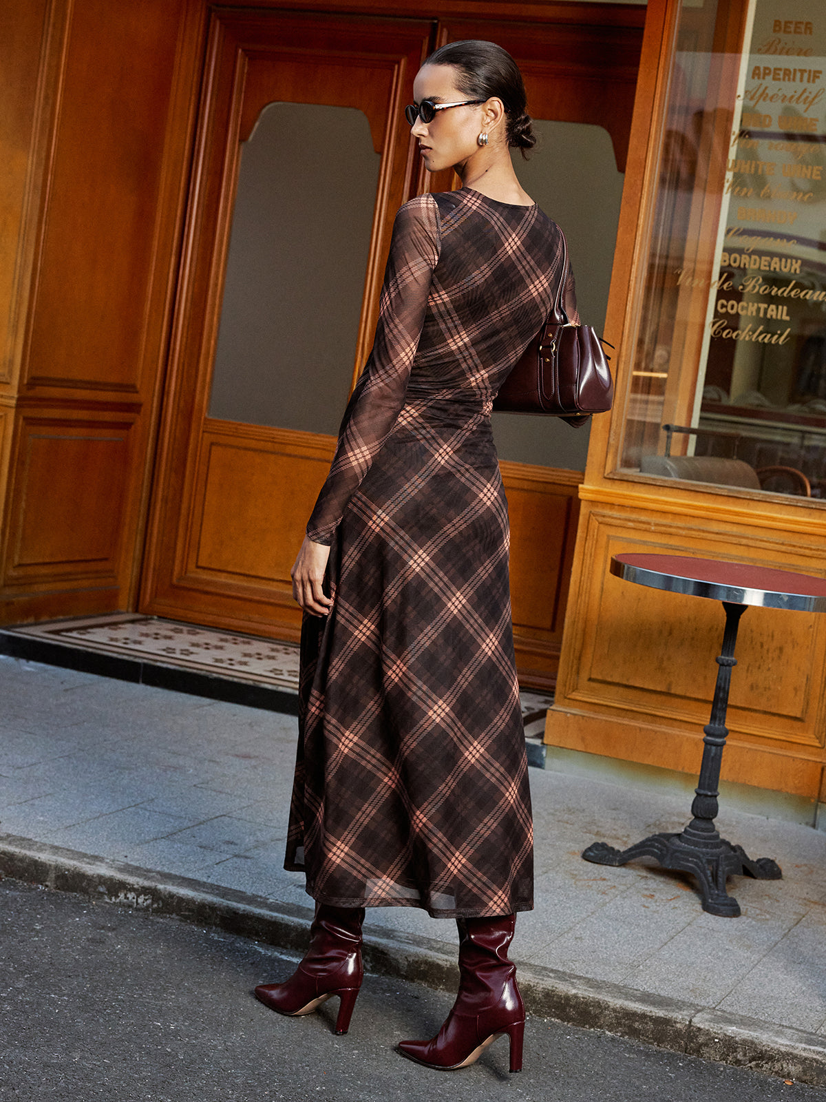 Kariertes Mesh-Maxikleid mit langen Ärmeln