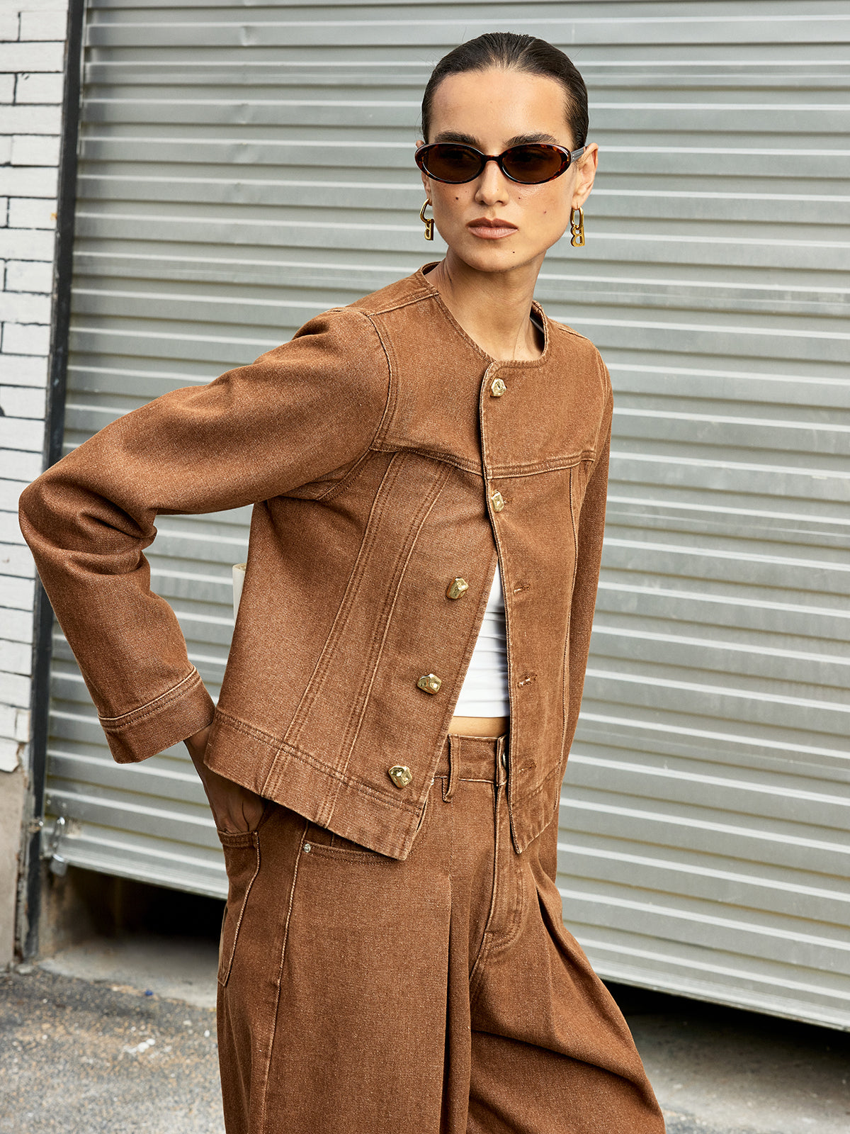 Jeansjacke mit Metallknöpfen und asymmetrischem Schnitt