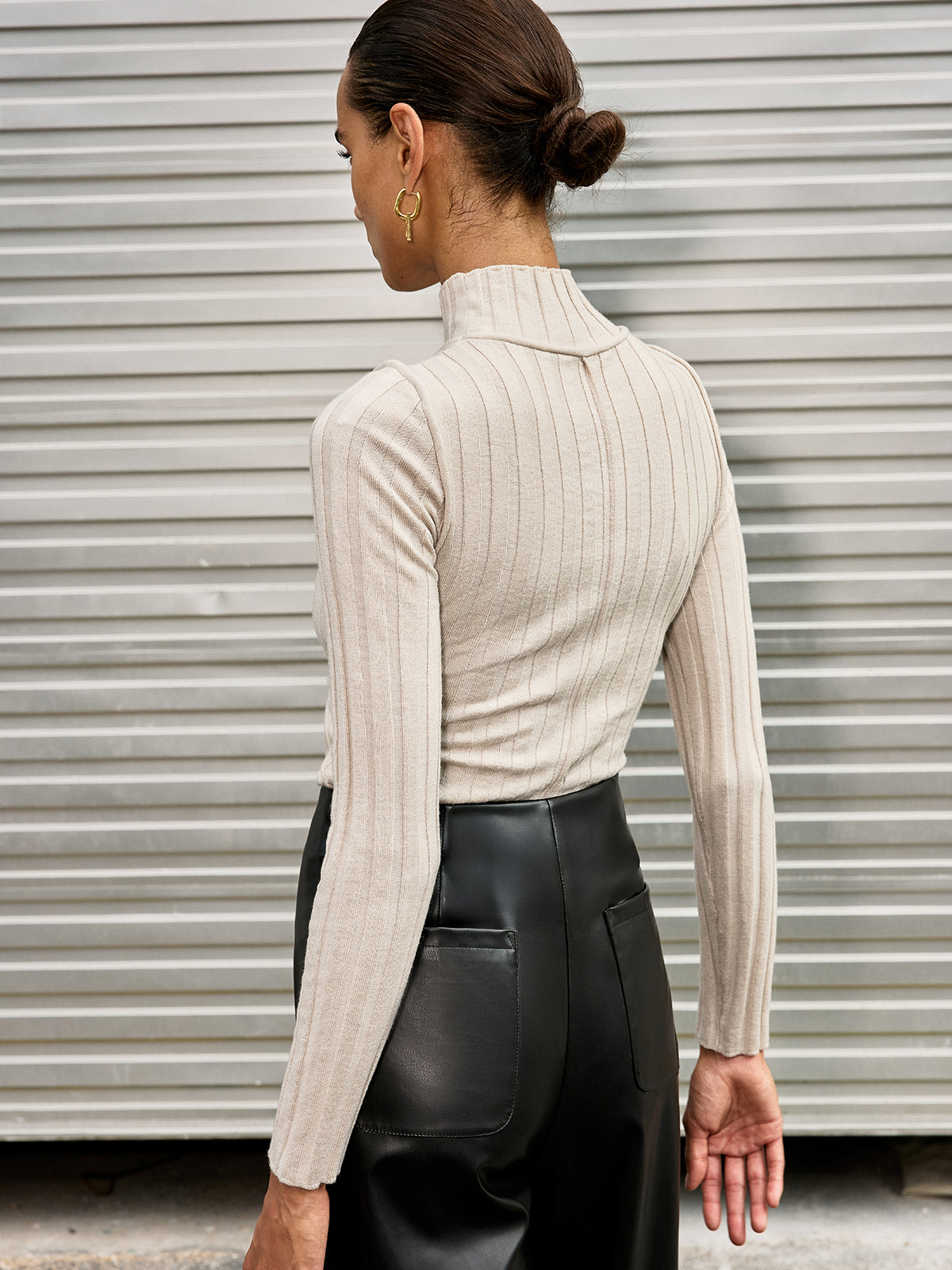 Rollkragenpullover mit Ziernähten