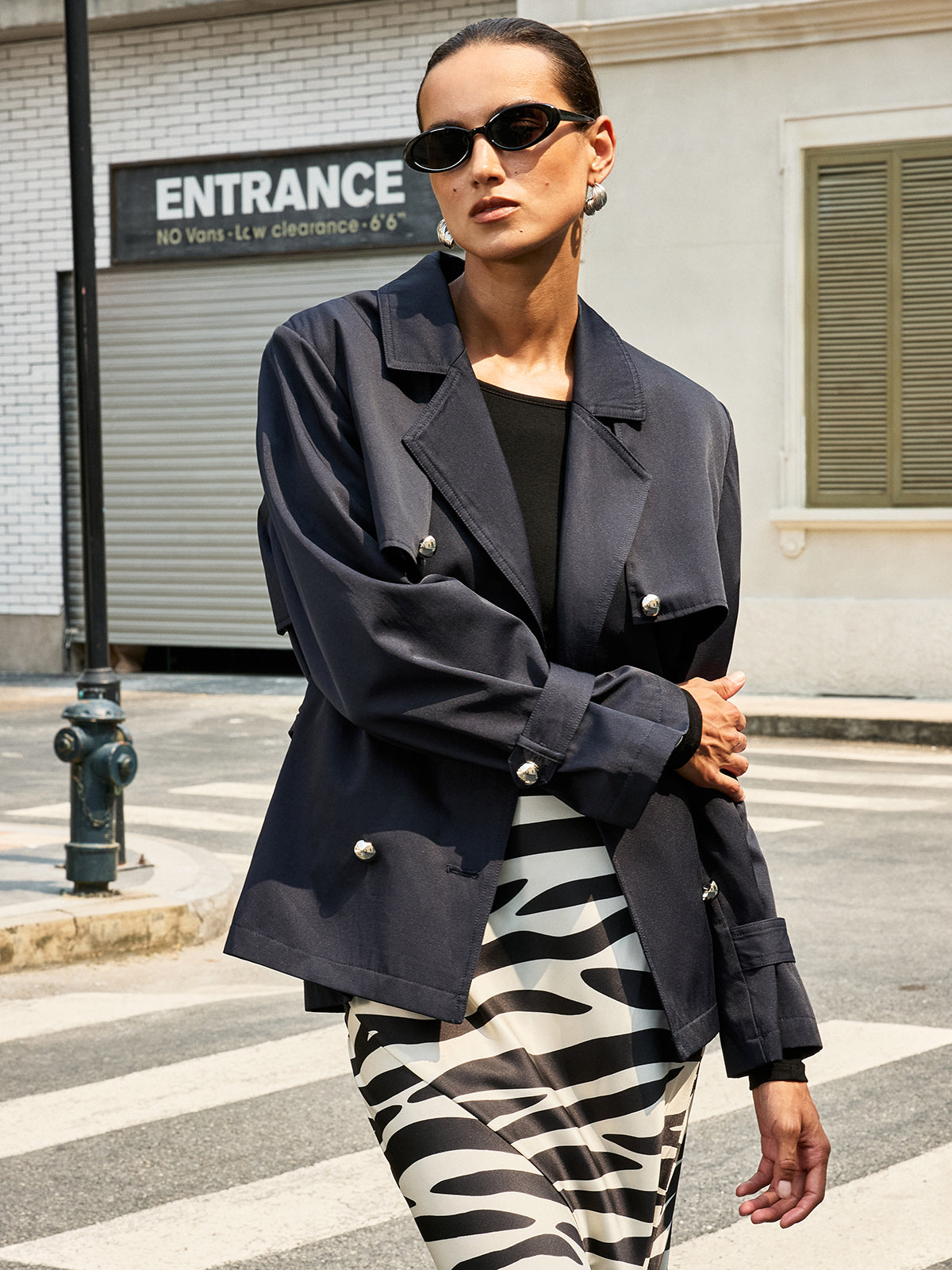 Zweireihiger Trenchcoat mit Gürtel