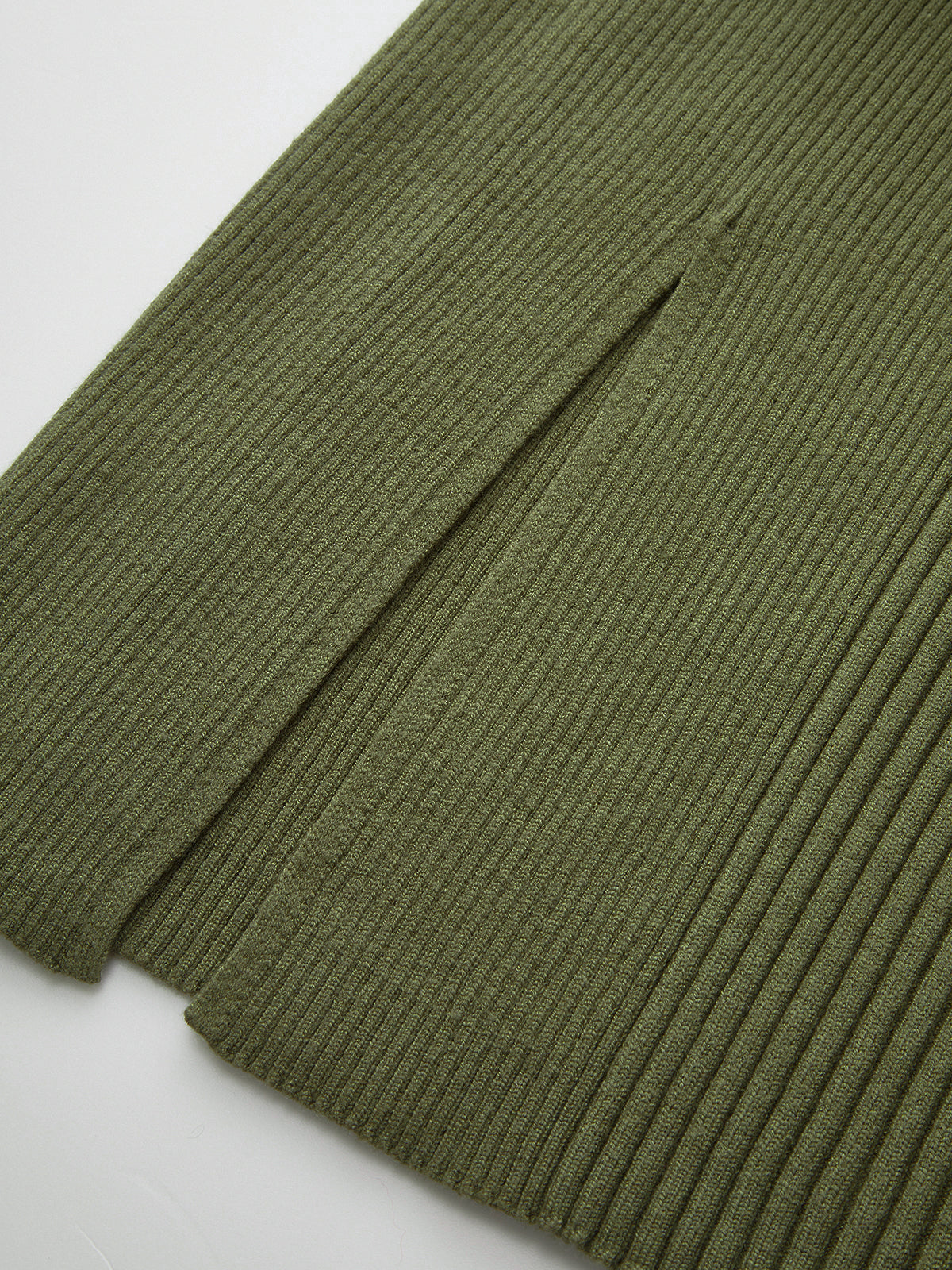 Robe mi-longue en maille fendue avec découpe torsadée au col