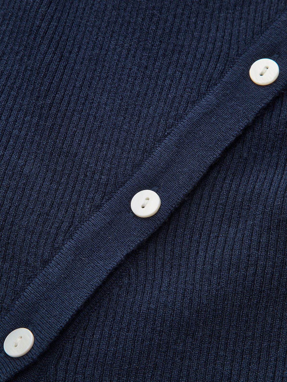 Haut en maille à revers asymétrique et boutons sur le devant