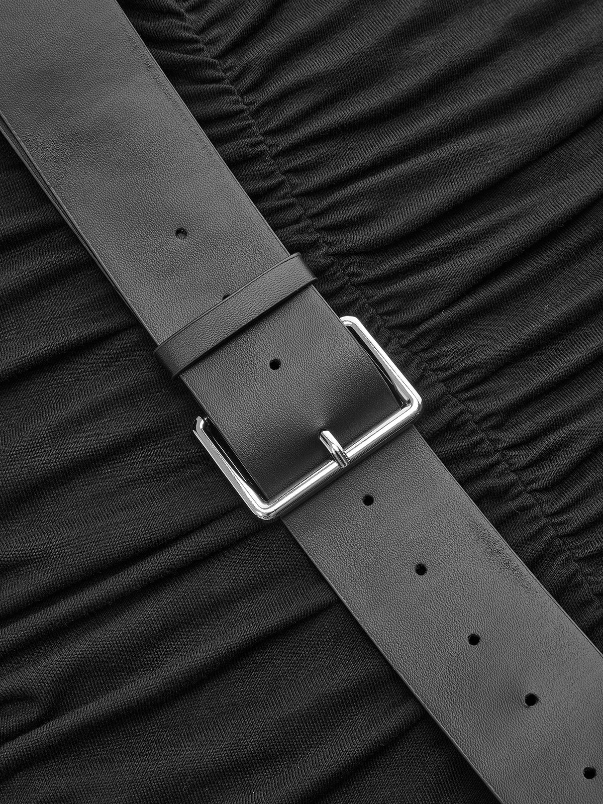 Robe longue sans manches froncée à ceinture décorative