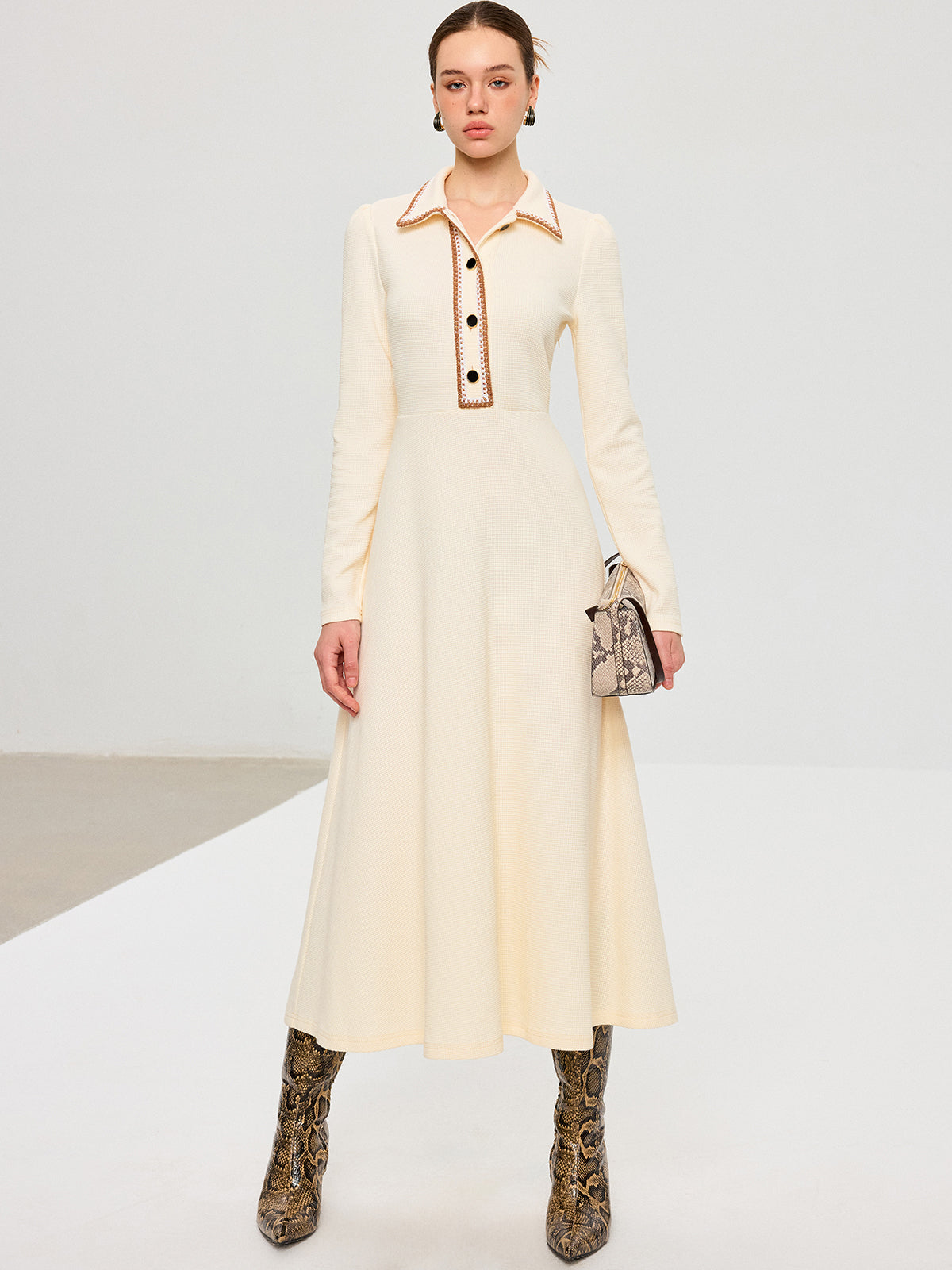 Robe midi col contrastant