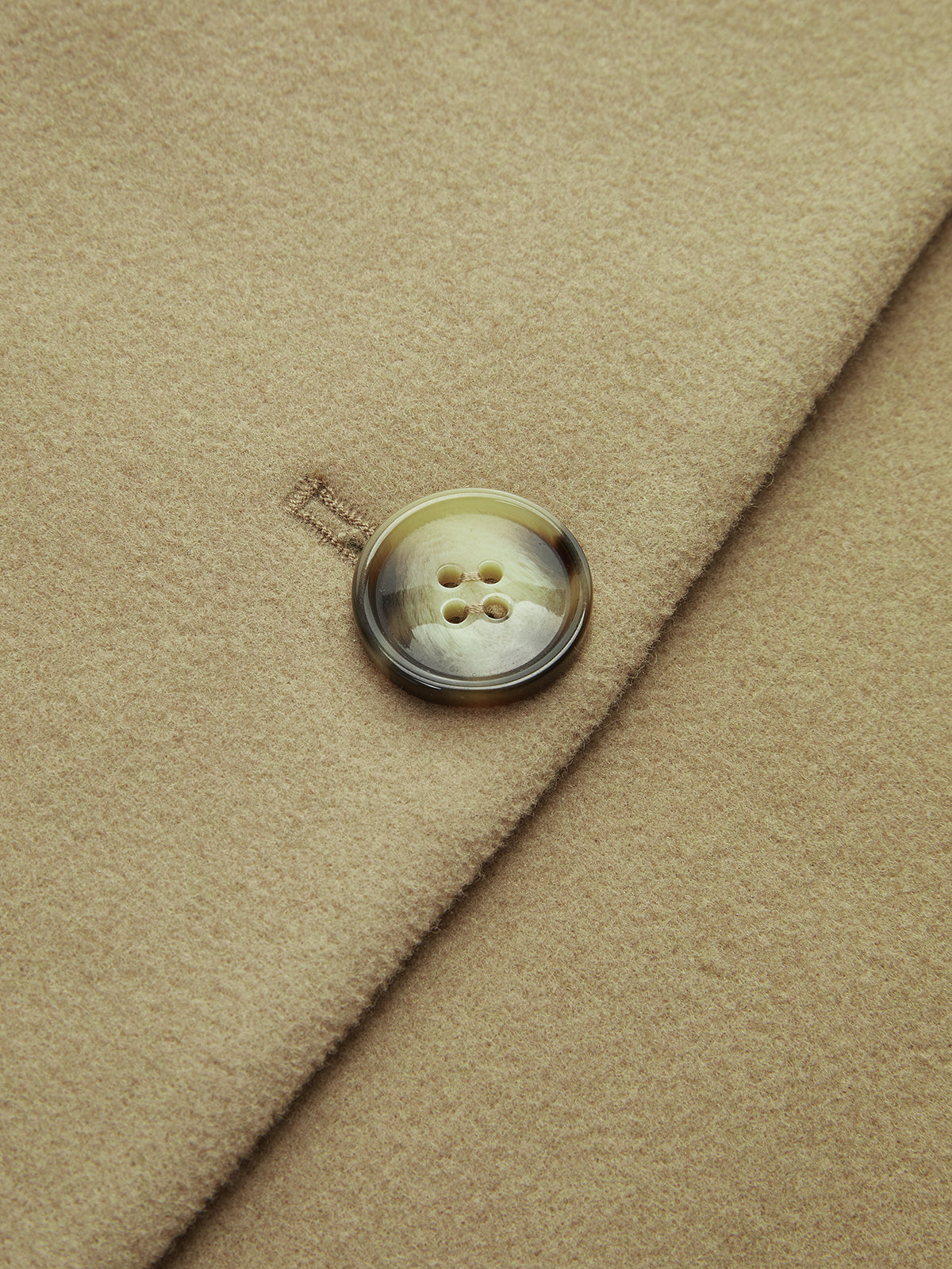 Manteau asymétrique à boutons en laine mélangée