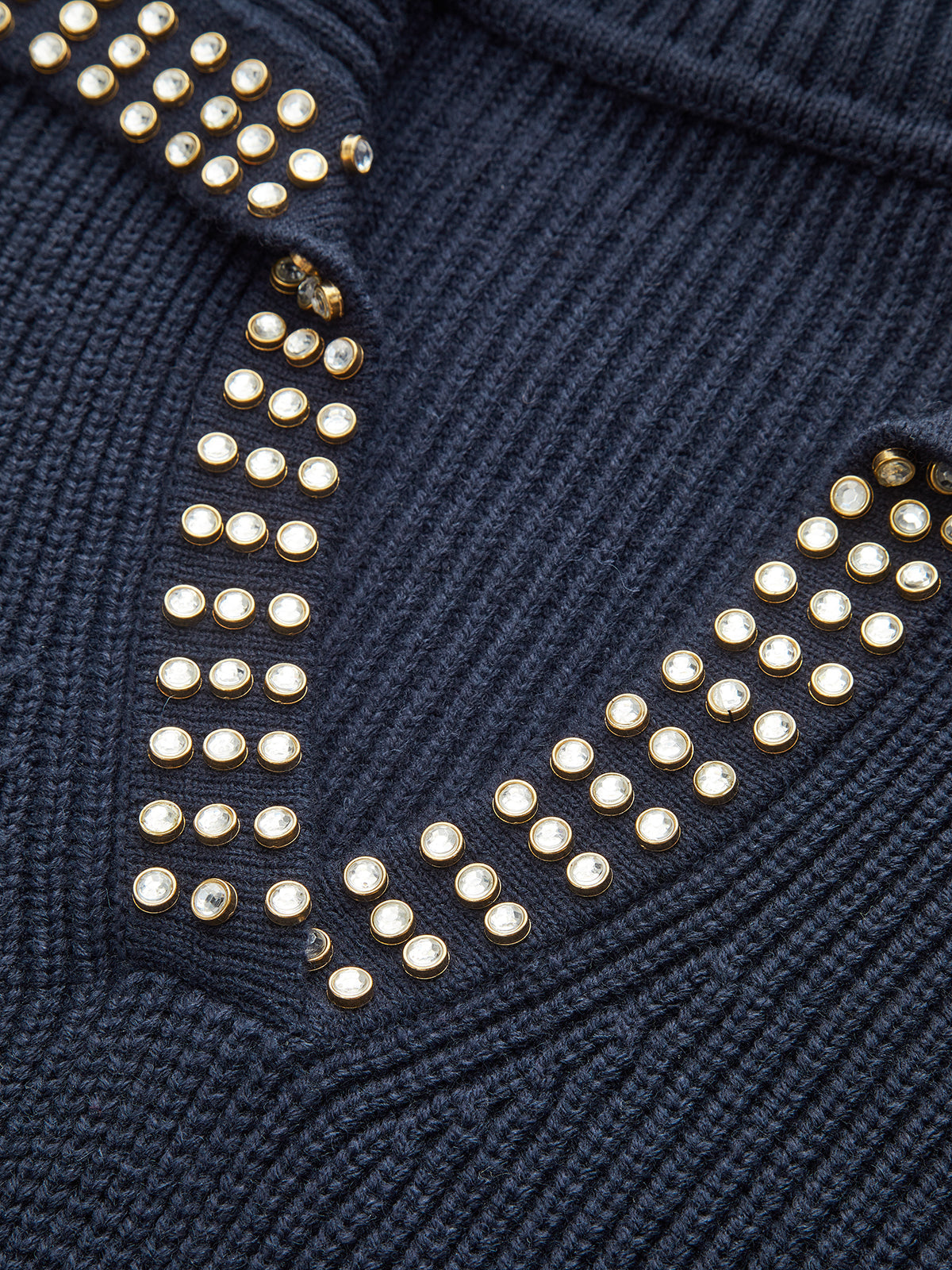 Pull en V en laine mélangée avec col clouté