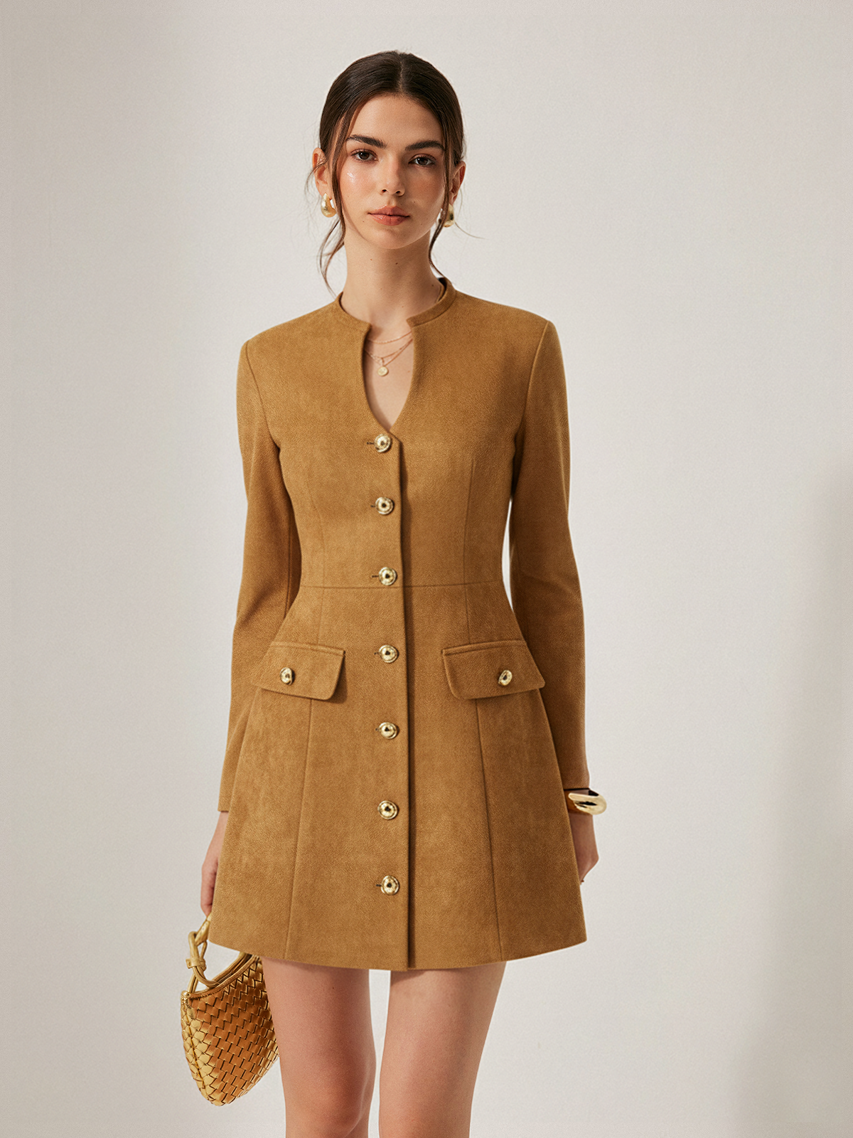 Mini-robe effet daim, encolure à goutte et boutons métalliques
