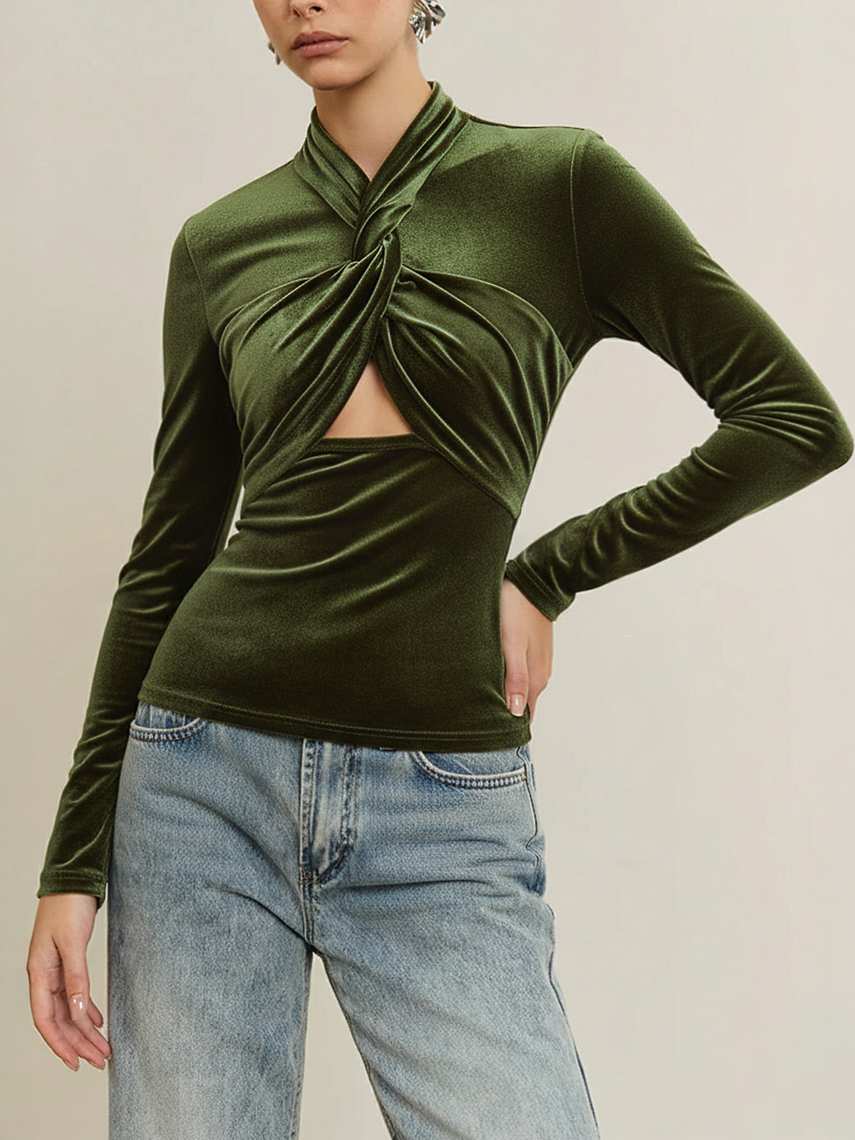 Samtige Bluse mit Twist-Front, Cut-Out und langen Ärmeln