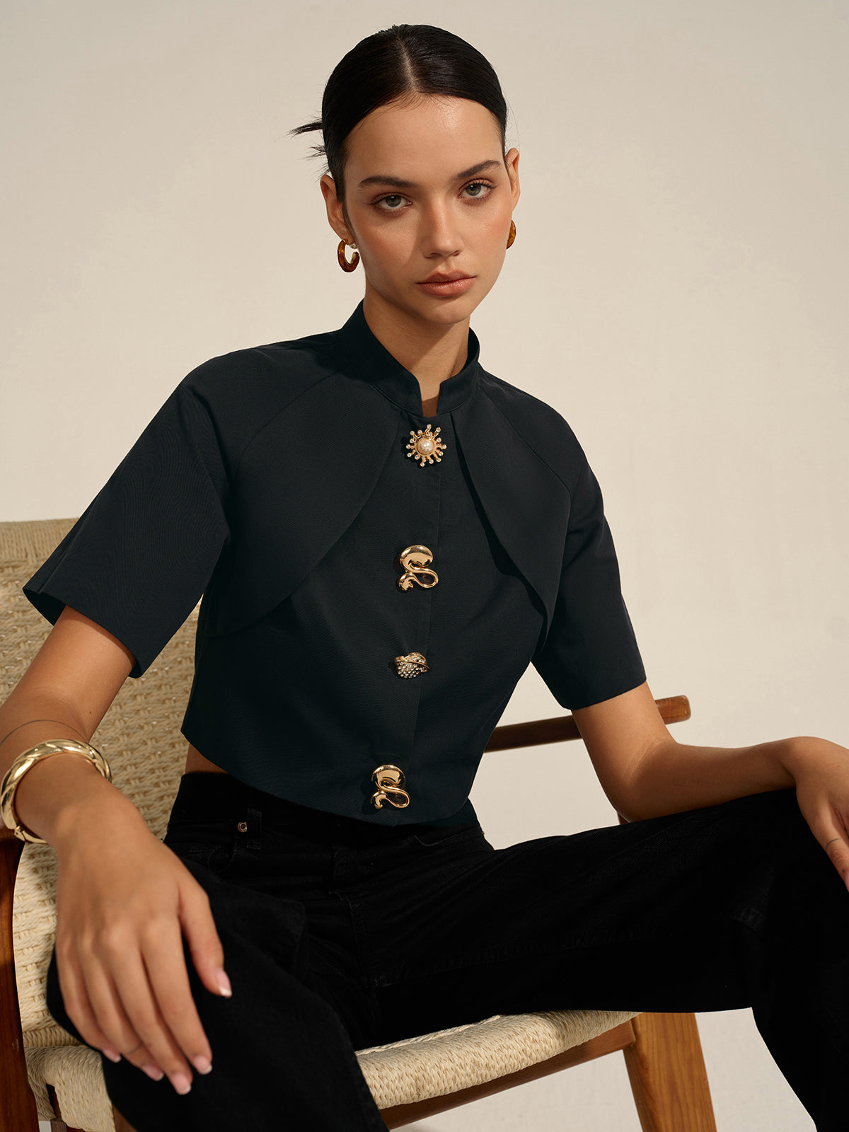 Kurz geschnittene Bluse mit Metalldekor