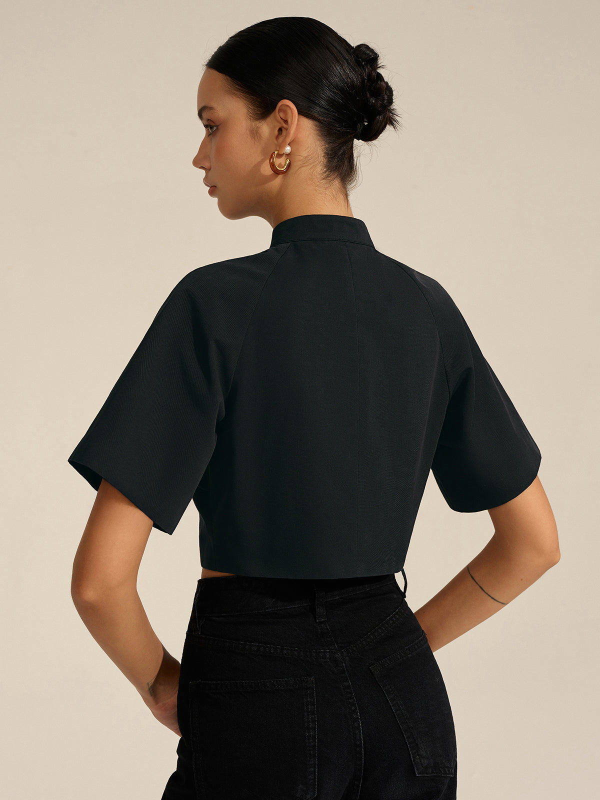 Kurz geschnittene Bluse mit Metalldekor