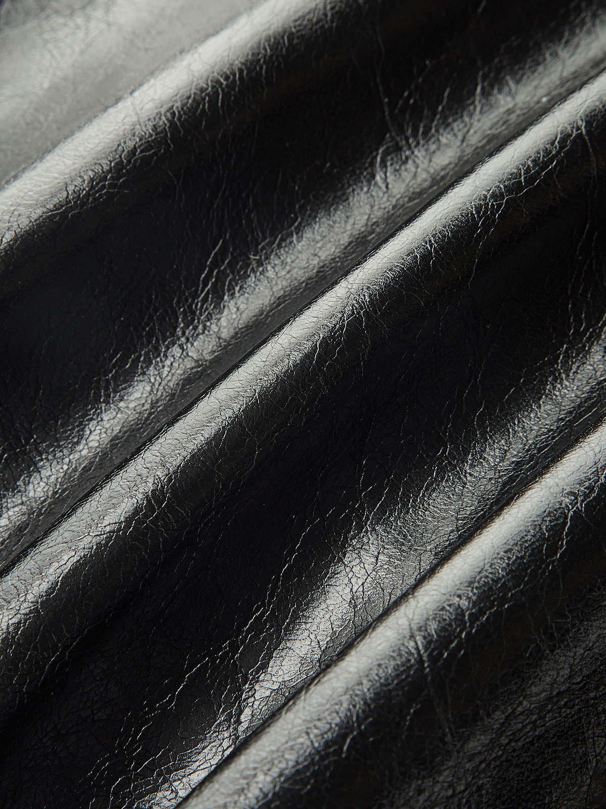 Kontrastfarbener Faltenminirock aus Kunstleder