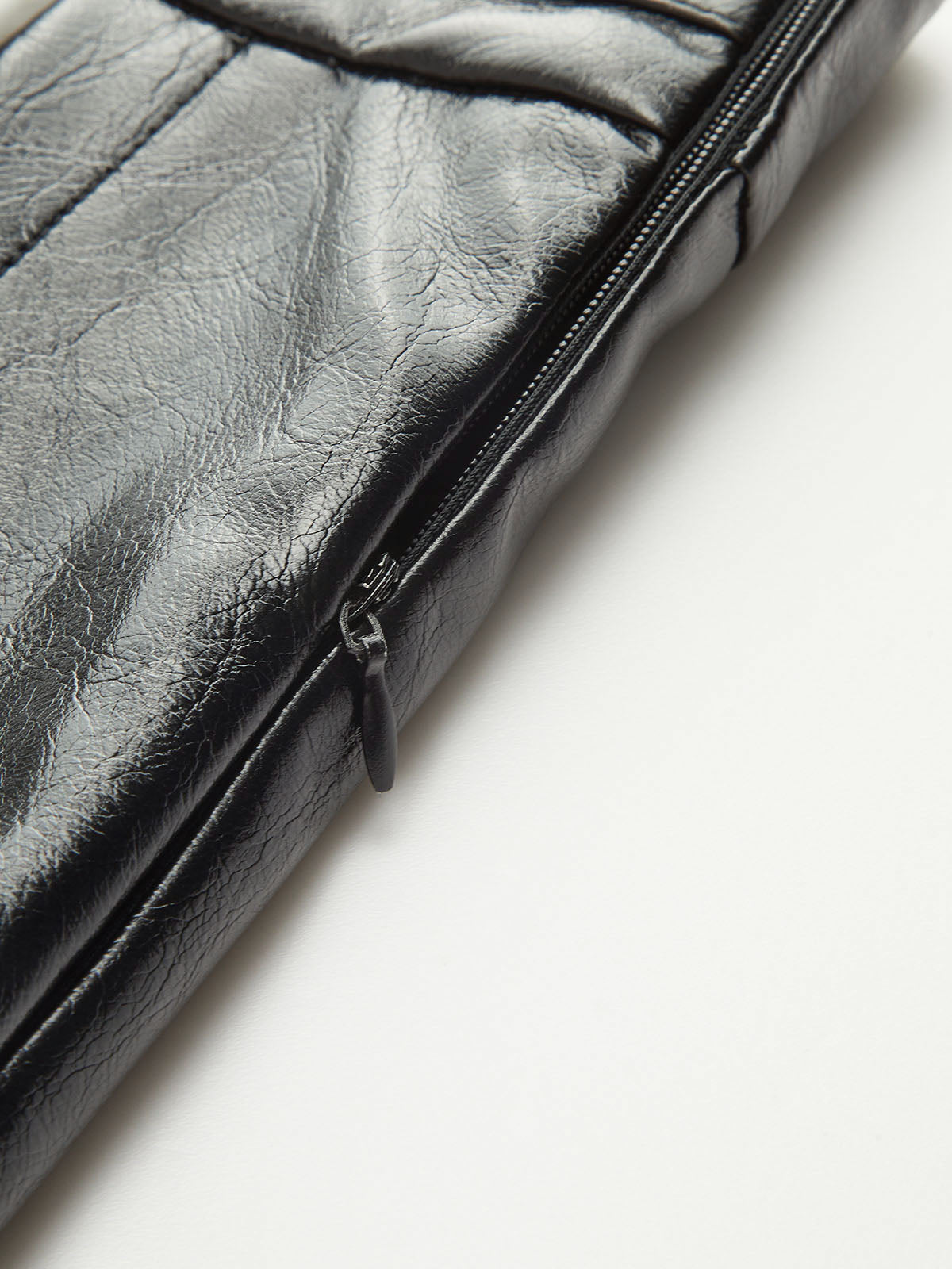 Plissierter Minirock aus Kunstleder mit Kontrastdetail