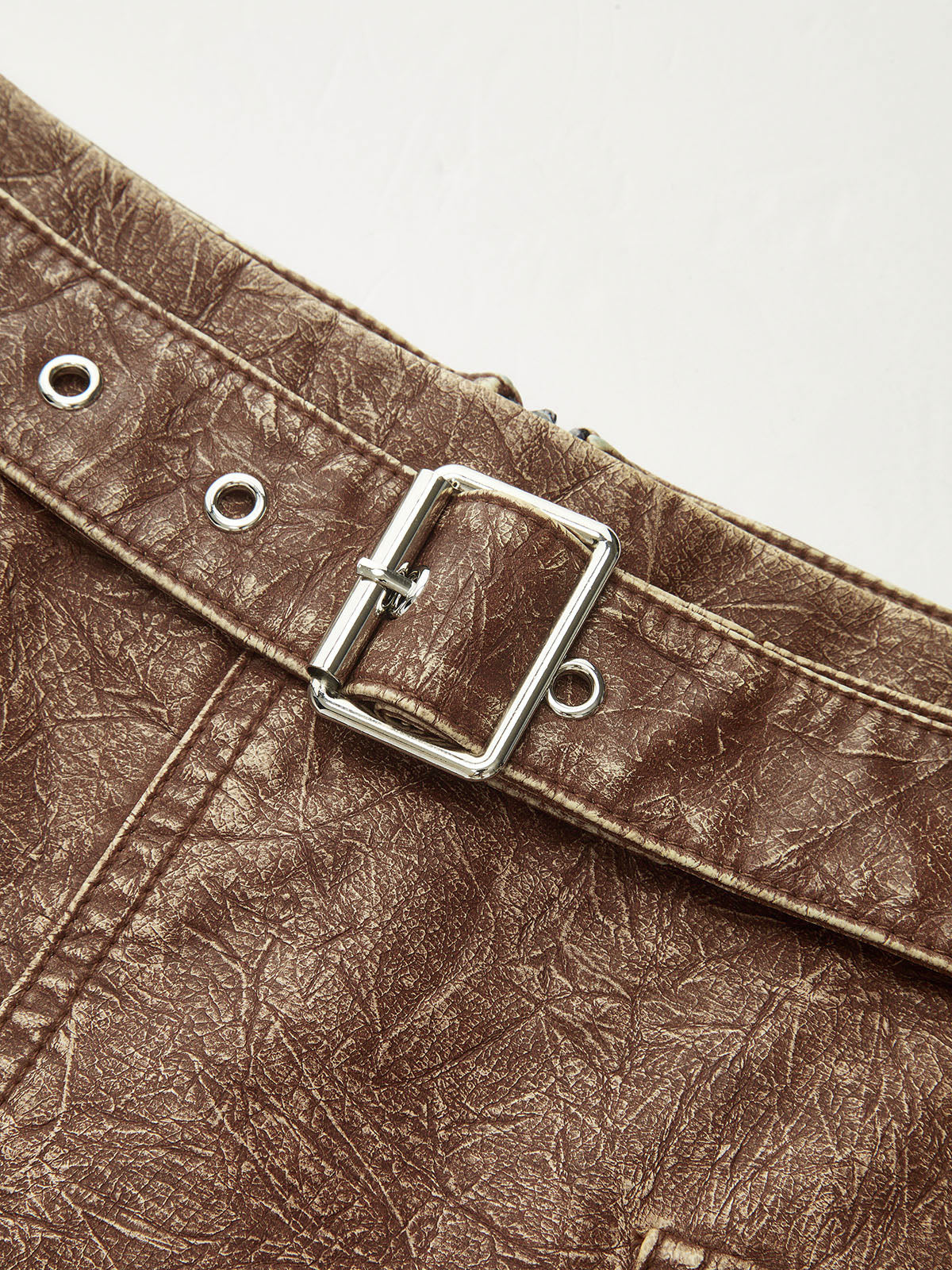 Minirock aus Kunstleder mit Gürtel