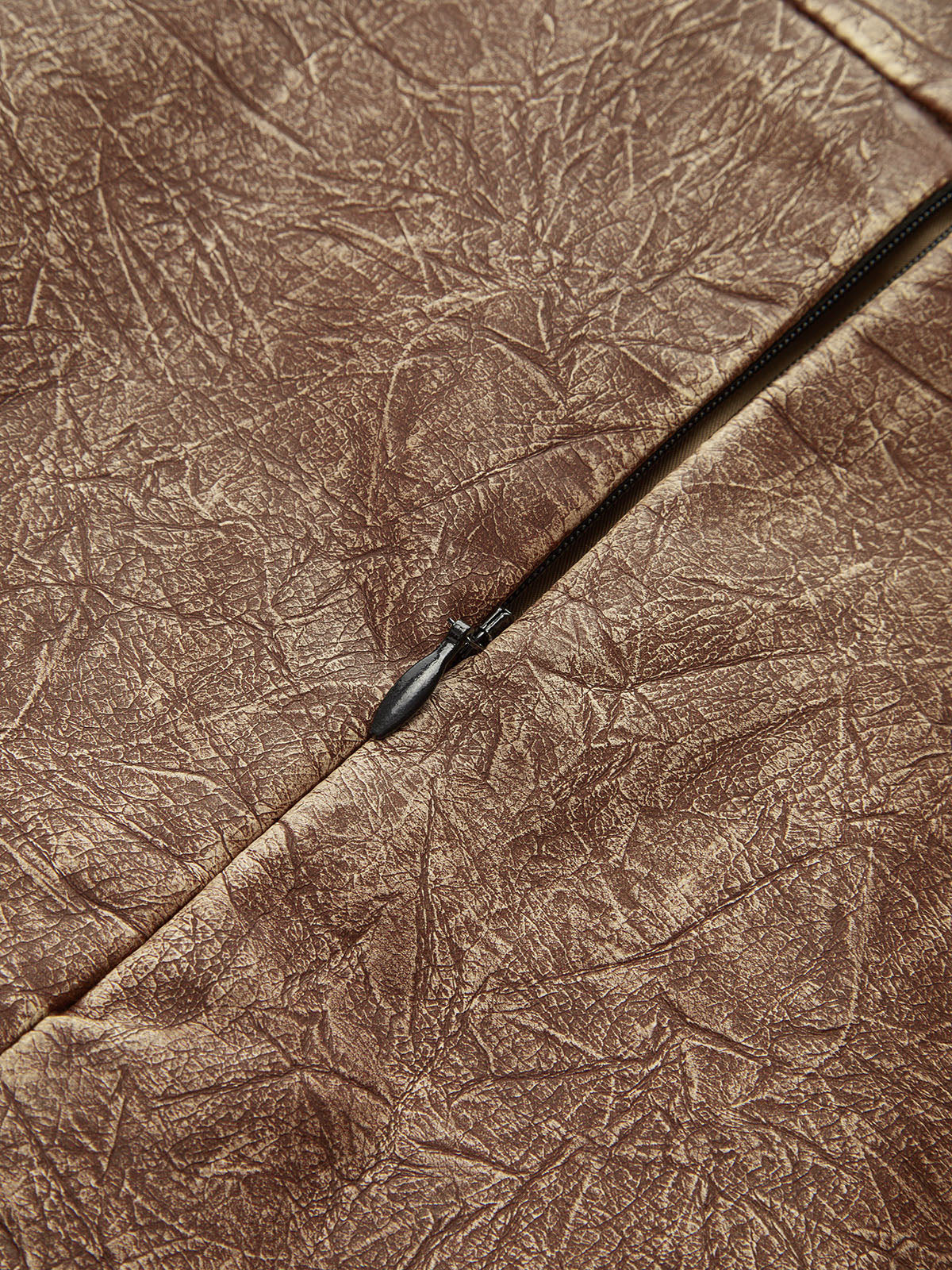 Minirock aus Kunstleder mit Gürtel